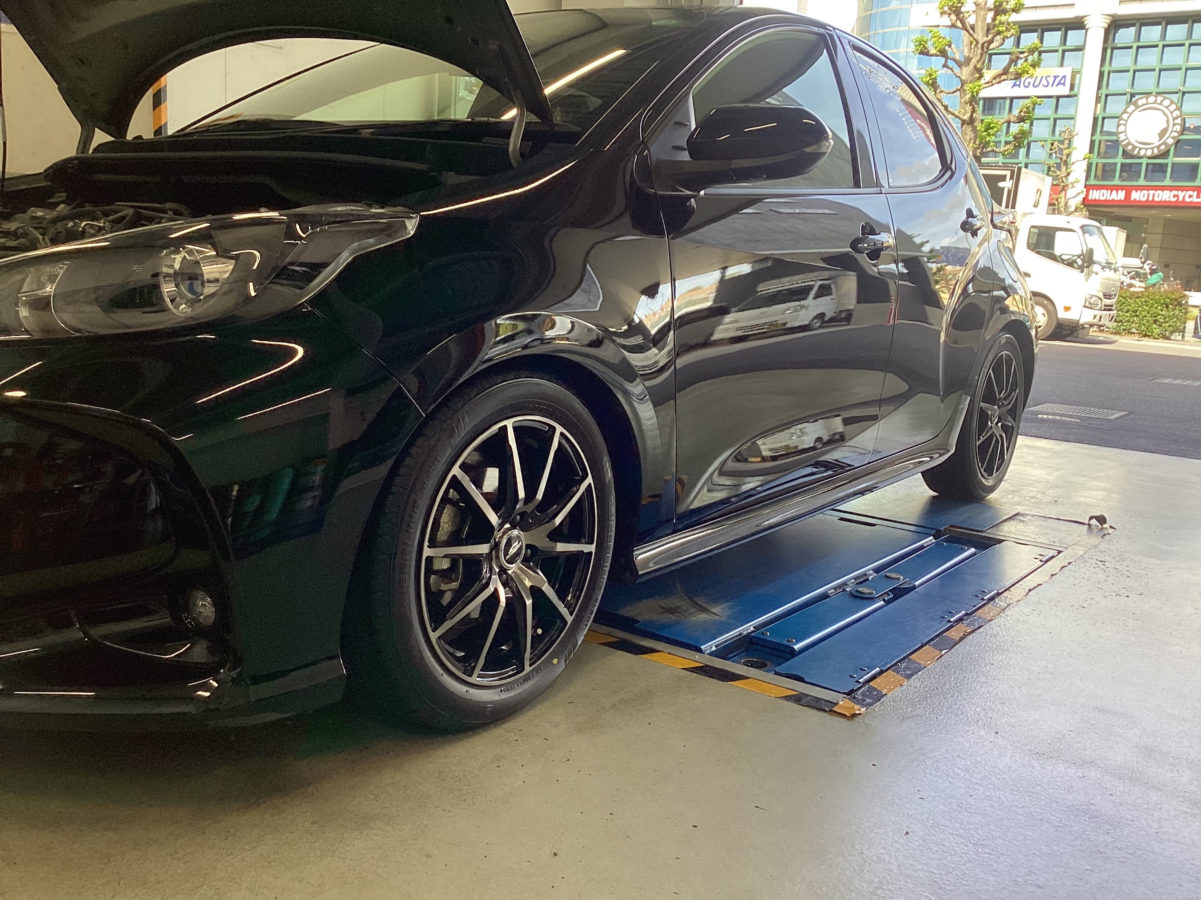 TOYOTA ヤリス TEIN車高調＋タイヤ・ホイールセット取り付け