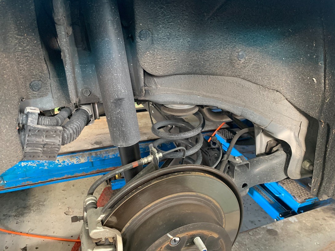 C27型セレナNISMOの足回り交換とインチアップ☆ | 日産 セレナ 足