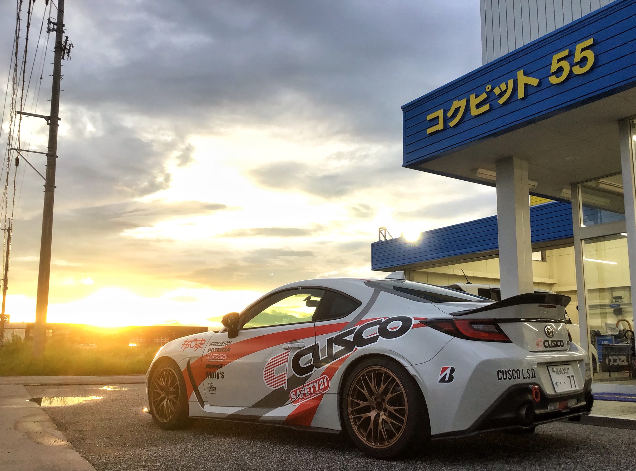 今どきの車高調は硬めのスプリングでも乗り心地が良いんですよ 今どきの車高調は硬めのスプリングでも乗り心地が良いんですよ