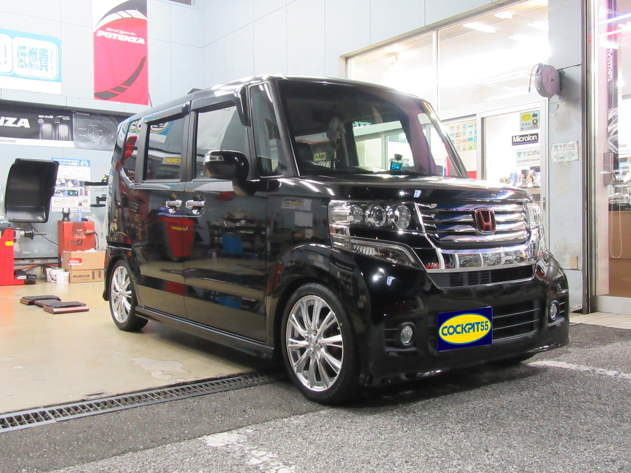 いつの時代もカスタムの基本 タイヤ ホイールと車高調 ホンダ N Box 店長アサコのブログ コクピット 55 車のカスタマイズにかかわるスタッフより