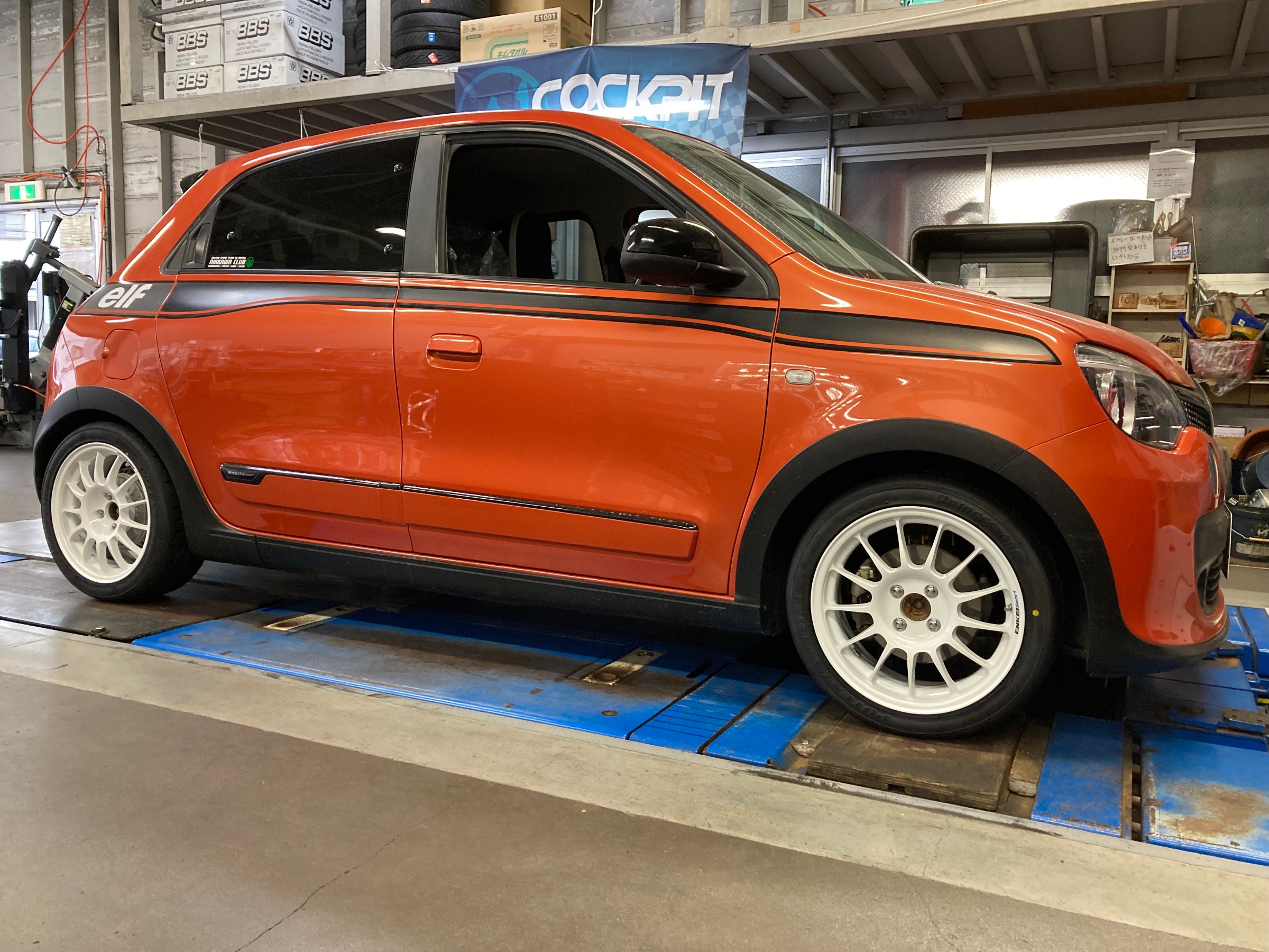 ルノー RENAULT トゥインゴGT TWINGO GT TWIN RUN スタッドレスタイヤセット ルノー トゥインゴGTへ純白のスポーツホイール＆71RS！！ | ルノー