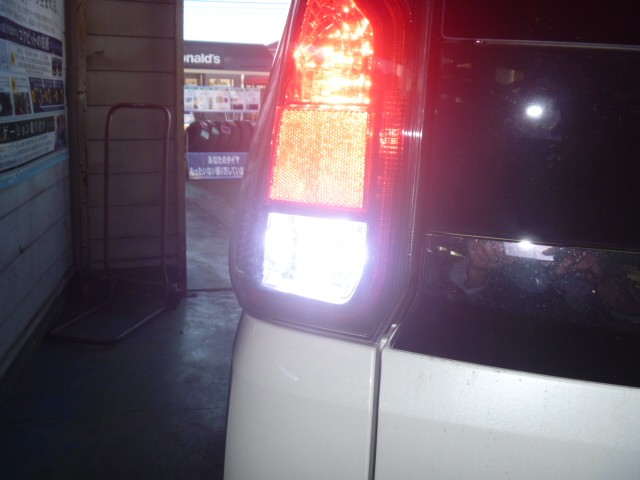 爆光 Ledバックランプ 日産 セレナ Hid Led その他電装系 Hid Led その他電装系 Ledバルブ取り付け アフターパーツ取り付け事例 コクピット 麻生 お店の得意技紹介