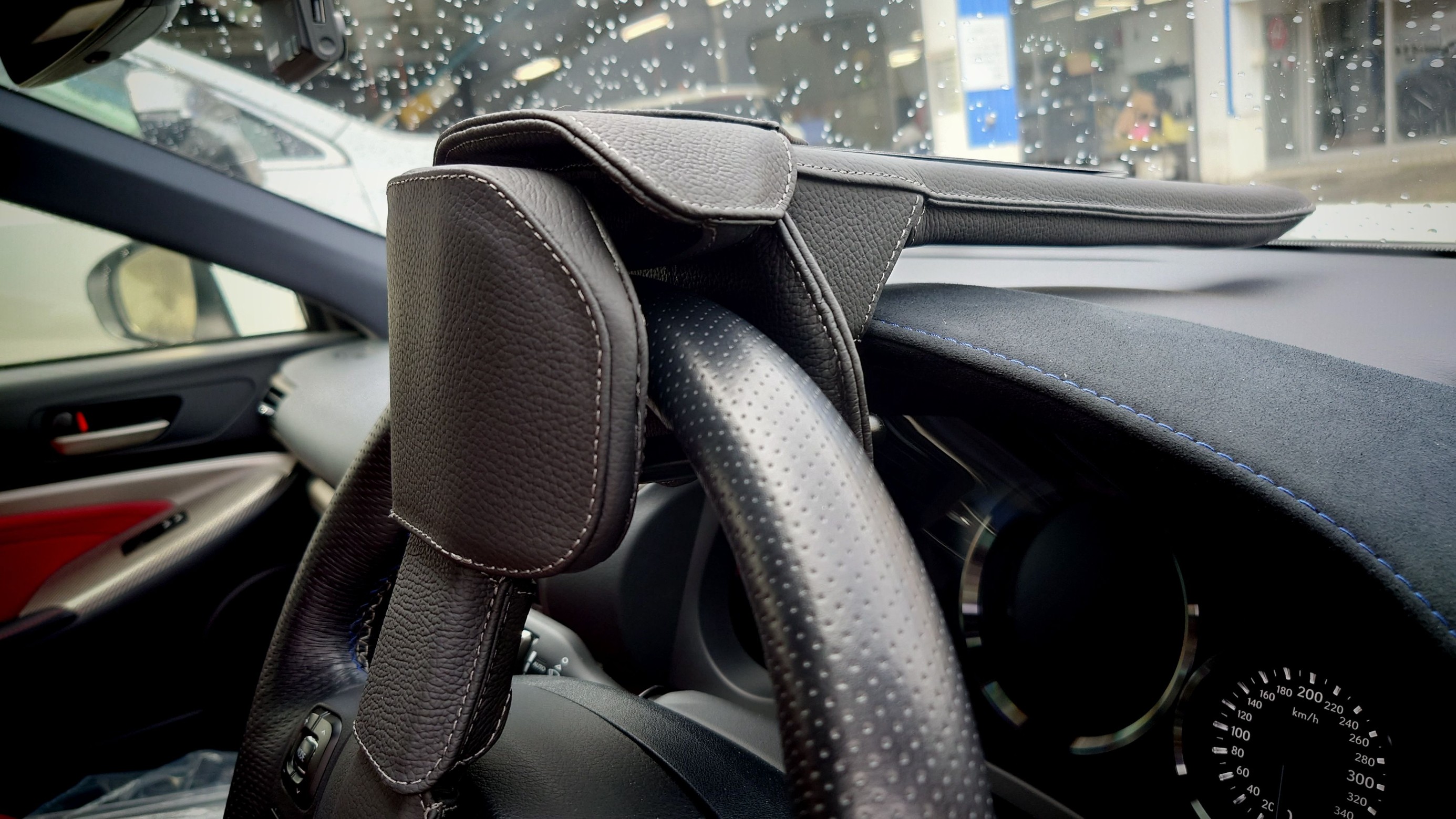 車両の盗難防止にいかかですか ?? TOM'S（トムス）ステアリングロック
