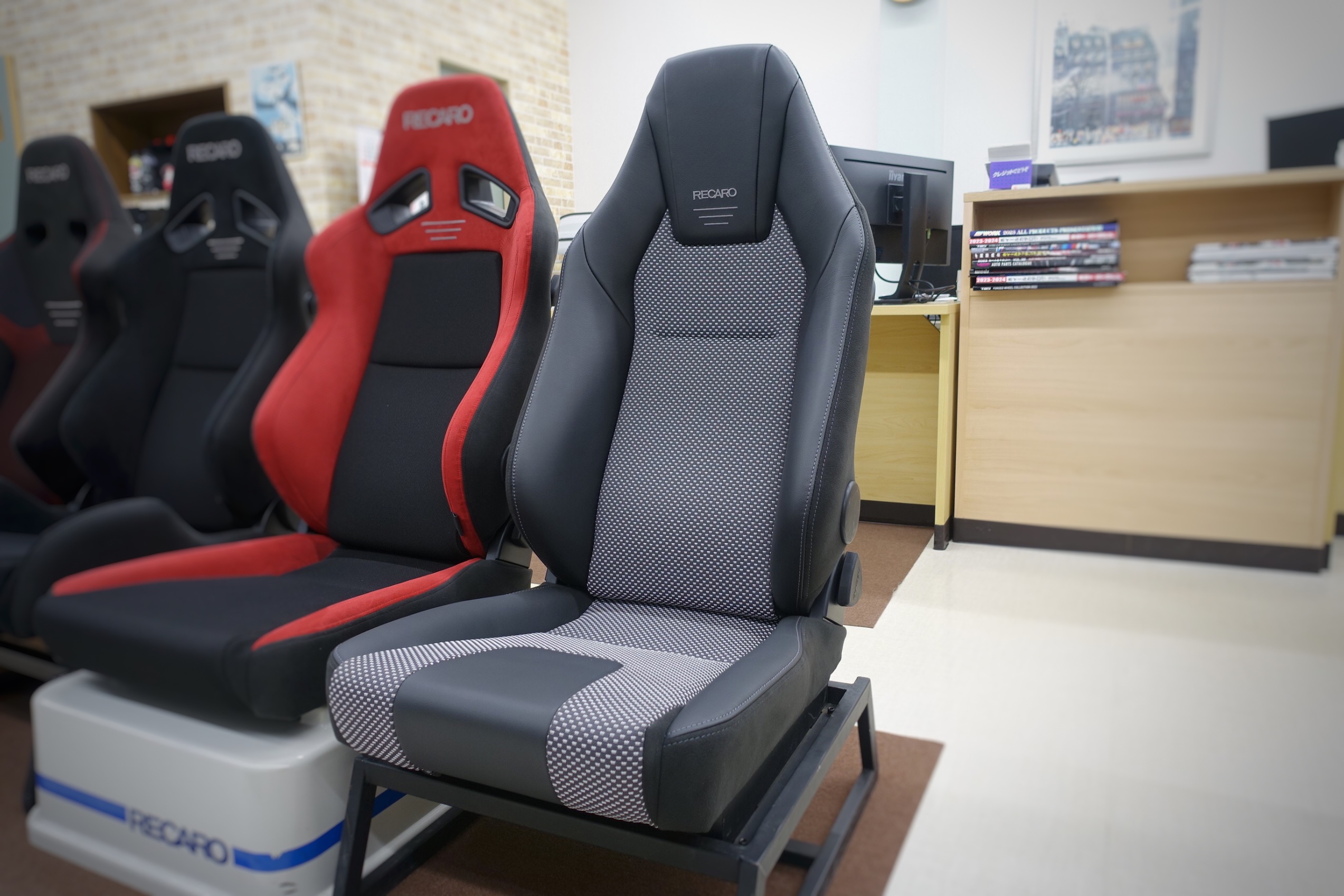 全12脚のレカロシートを実際に座って感じられる10日間！『レカロ体感