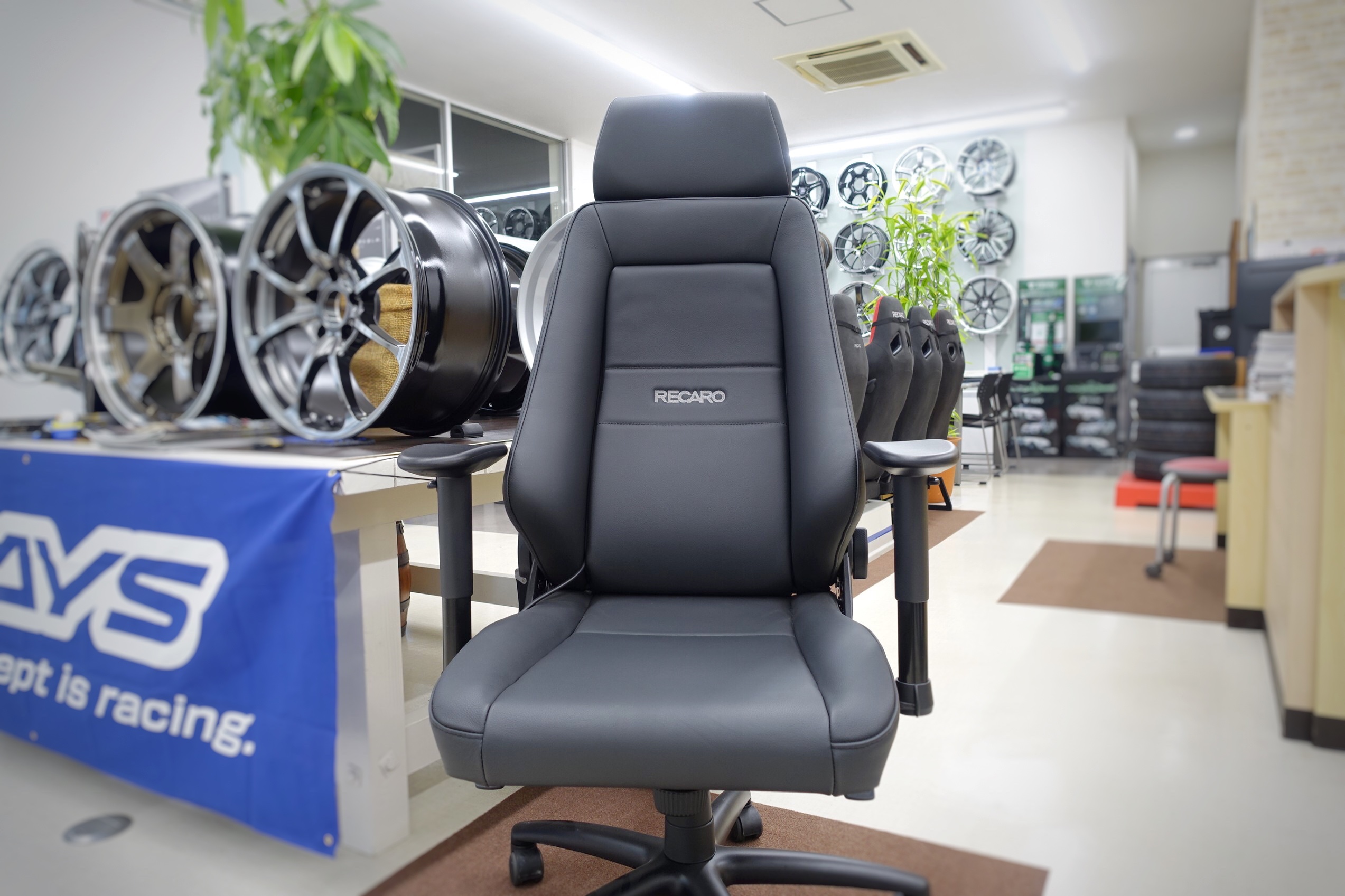 全12脚のレカロシートを実際に座って感じられる10日間！『レカロ体感