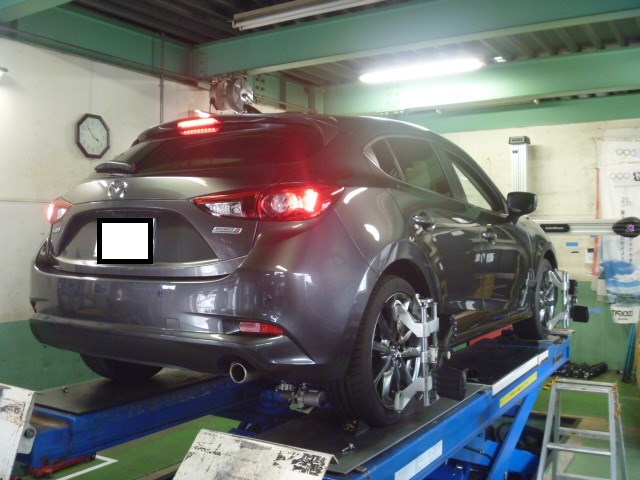 新車納車より キロ走破で 汗 マツダ アクセラスポーツ タイヤ アライメント調整 店舗日記 コクピット 麻生 車のカスタマイズにかかわるスタッフより