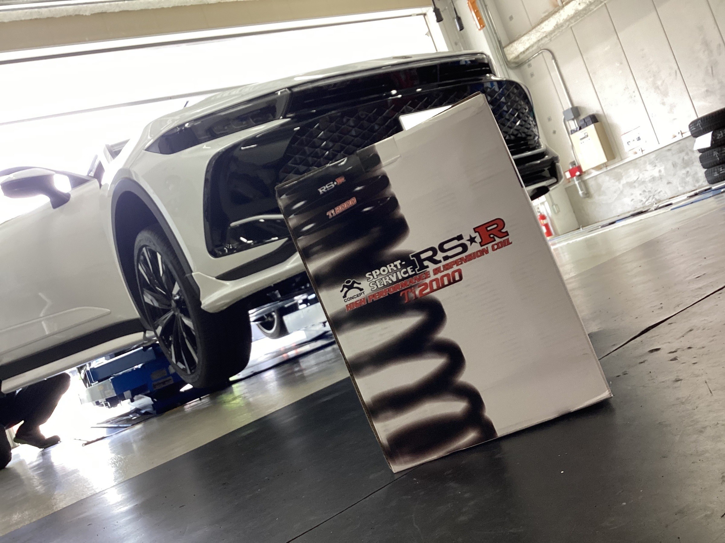 新型クラウンクロスオーバーにダウンサスとブレーキ全灯化キット