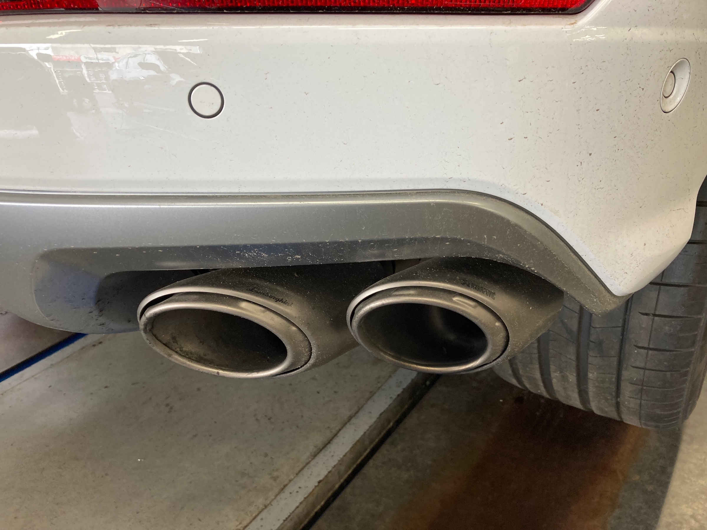 10/31まで　ポルシェ911 マフラー  純正品 マフラー交換シリーズ？ラストを飾るのはコチラ！【AKRAPOVIC
