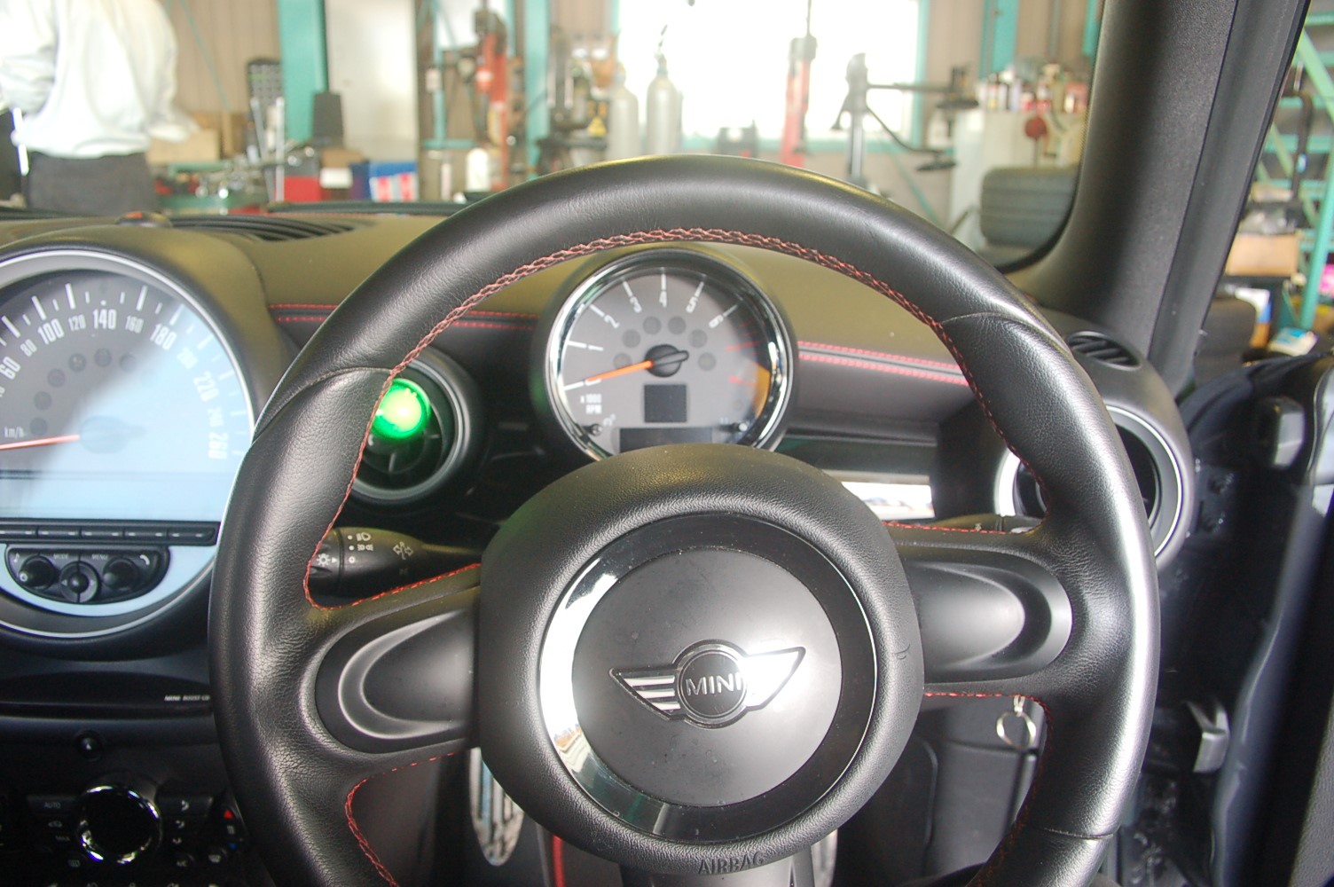 R56 ミニ ユーザー必見です Bmw Mini インテリア Hid Led その他電装系 電装系関連パーツ取付 Staff日記 コクピット さつま貝塚 車のカスタマイズにかかわるスタッフより