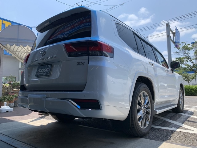 ◇TOYOTA LANDCRUISER [VJA300] 用品取付 純正ヒッチカバー加工・電源
