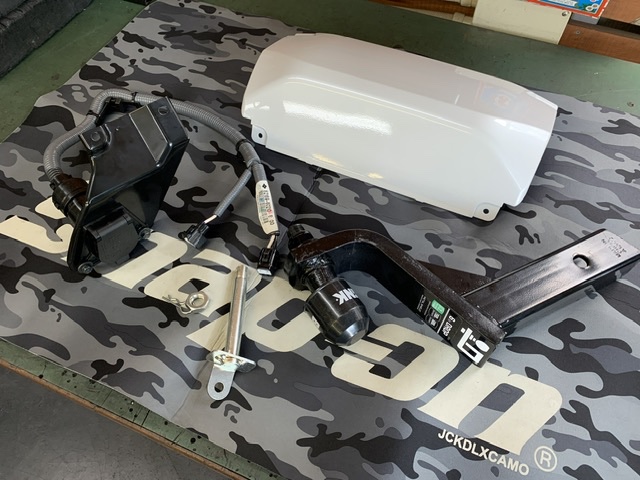 ◇TOYOTA LANDCRUISER [VJA300] 用品取付 純正ヒッチカバー加工・電源