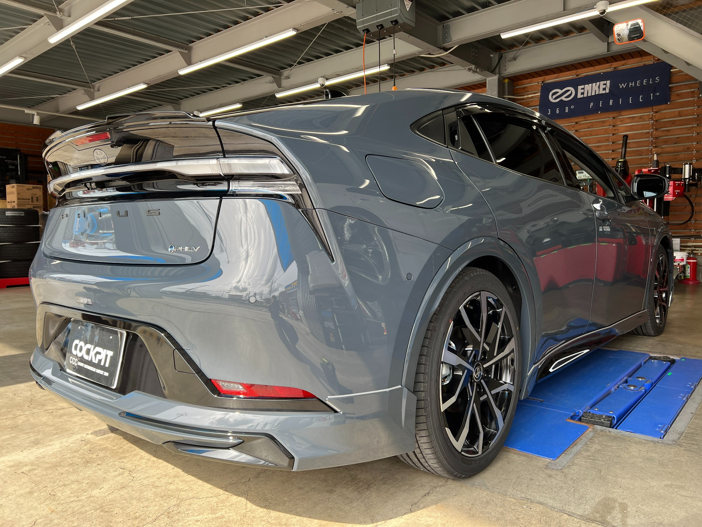 新車外し　トヨタ　現行60系プリウスPHV ①、②同時購入品になります。① プリウスPHEV新型試乗-走行性能、給電システムに優れたEV - 新車