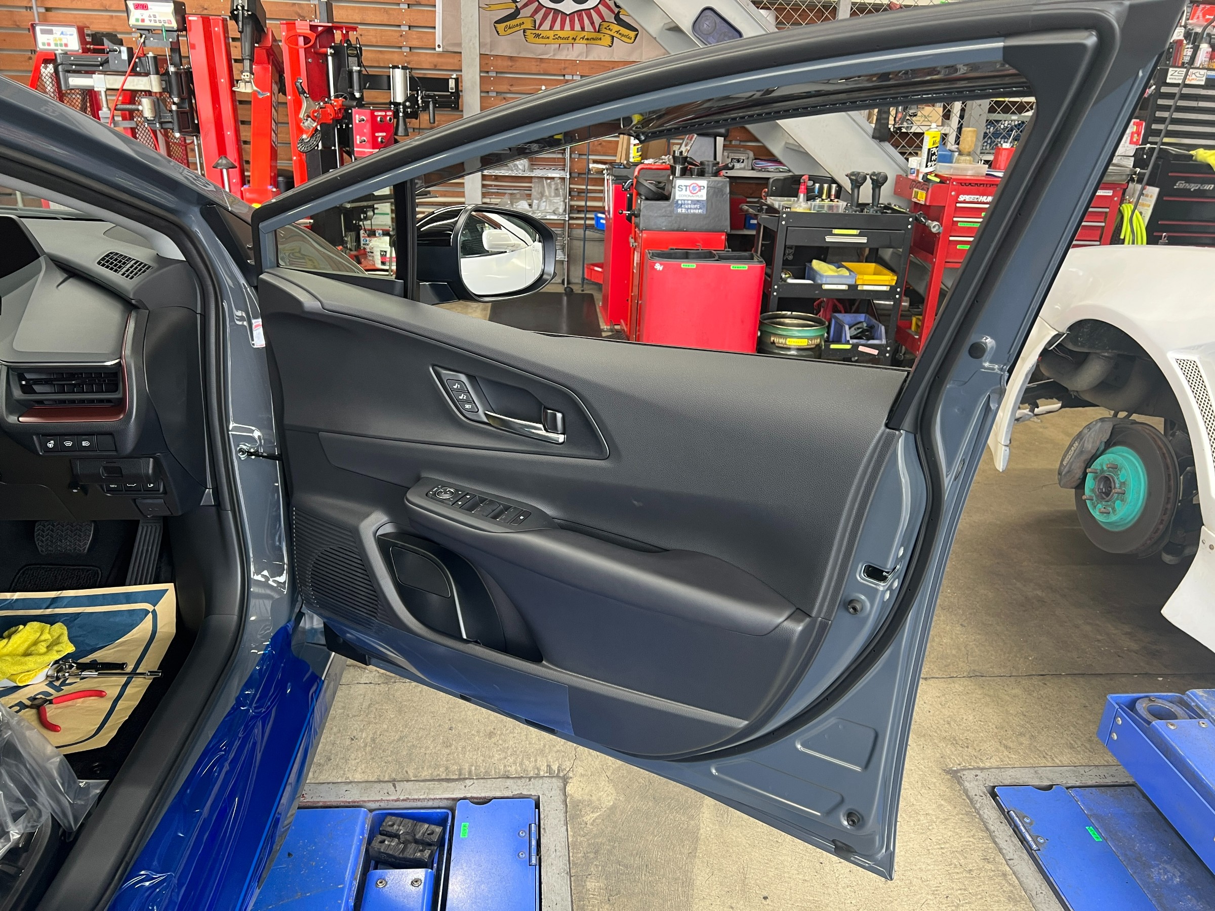 新車外し　トヨタ　現行60系プリウスPHV ①、②同時購入品になります。① プリウスPHEV用が新登場、SPKの車高アップ向けスプリング