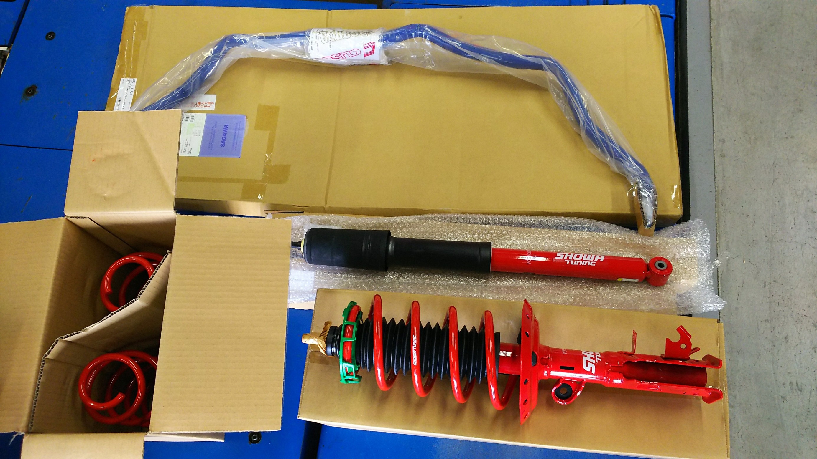 GKフィットRSへ、SHOWAチューニングサスペンションキット&クスコスタビ