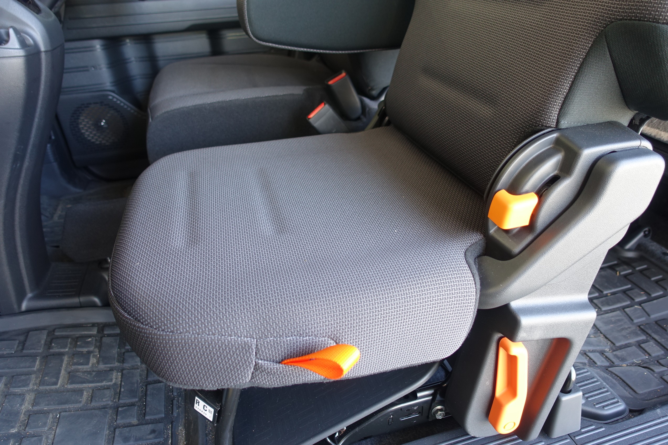 奥様の苦痛もこのシートなら一挙解決！ホンダ N-VAN（JJ1）の助手席に