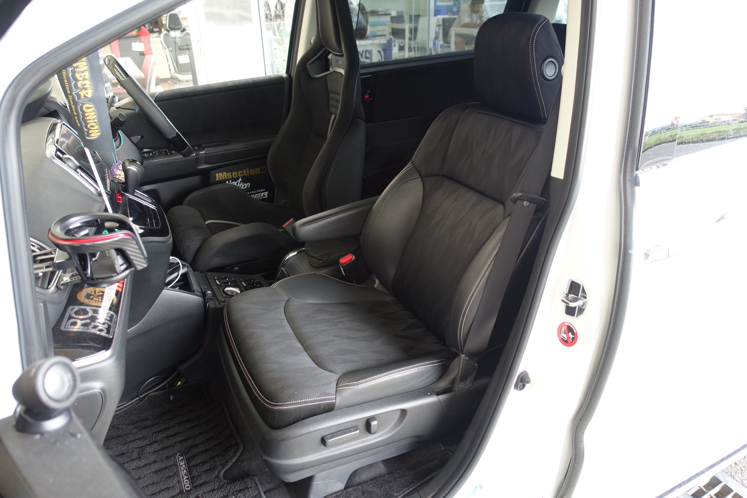 運転席は手動にしたけど、助手席はもちろん“電動”をチョイス！ホンダ オデッセイ ハイブリッド（RC4）に「RECARO Cross Sportster  GK210H」の取り付け！ | ホンダ オデッセイ | 店長アサコのブログ | コクピット 55 | 車のカスタマイズにかかわるスタッフより