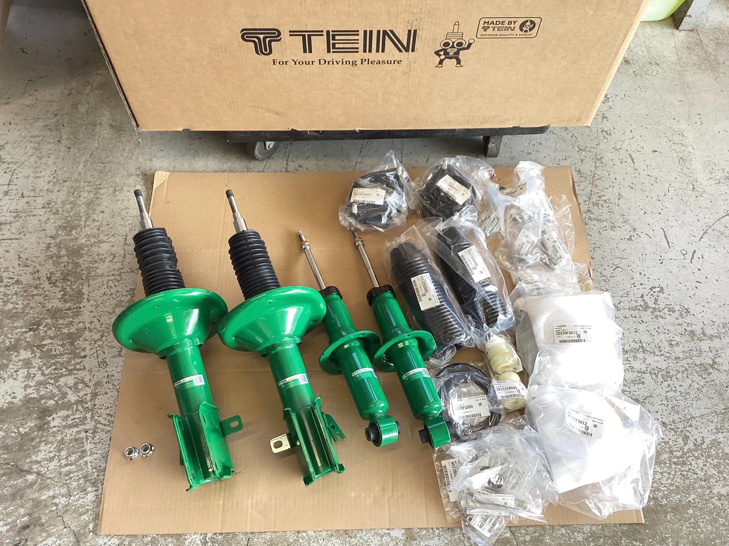 レヴォーグSTIスポーツ VM4 ショックアブソーバー交換します