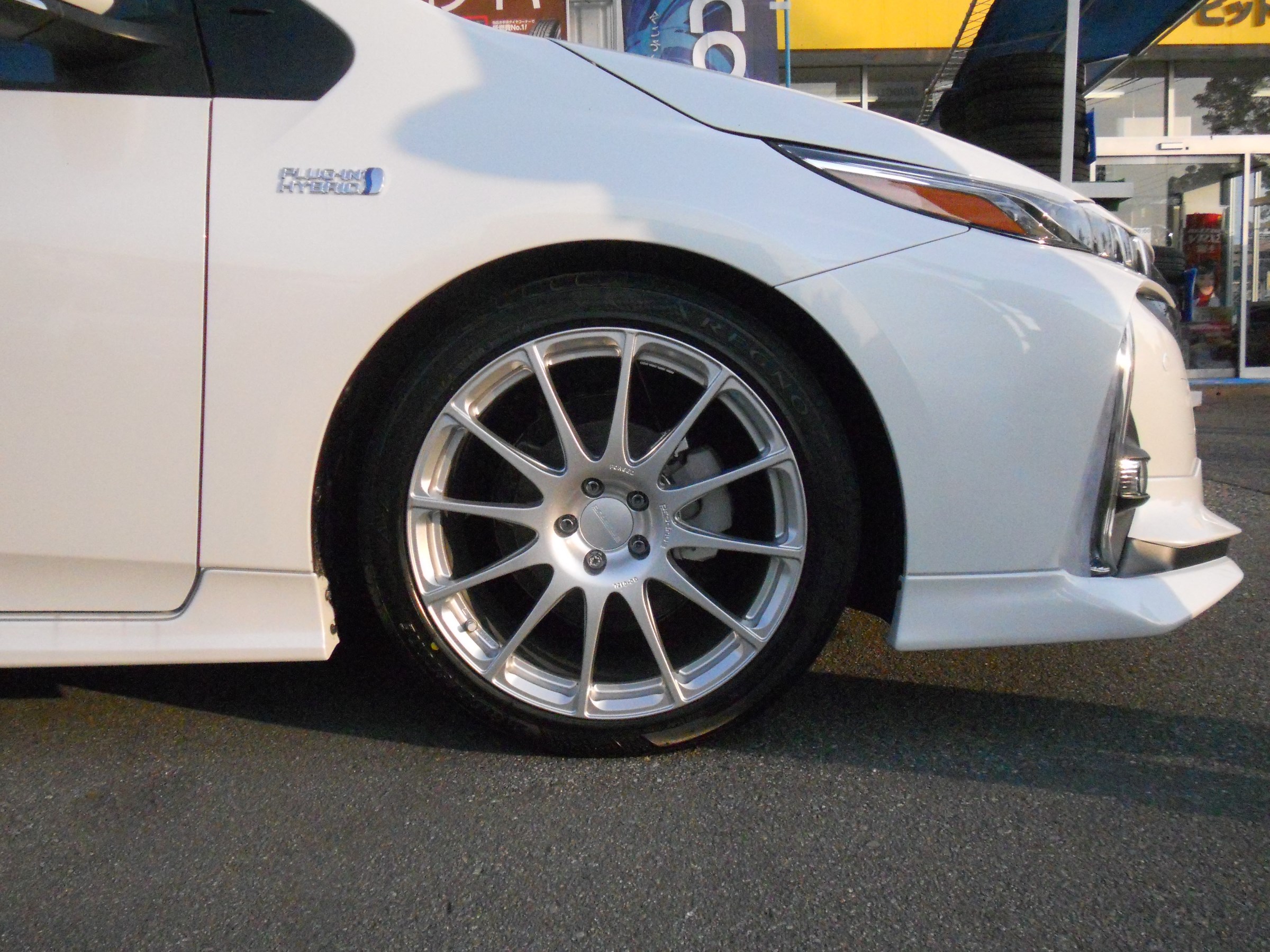 プリウスphv アルミホイールお取り付け トヨタ プリウス ホイール タイヤ タイヤ ホイール交換 スタッフ日記 スタイルコクピット ズーム 車のカスタマイズにかかわるスタッフより