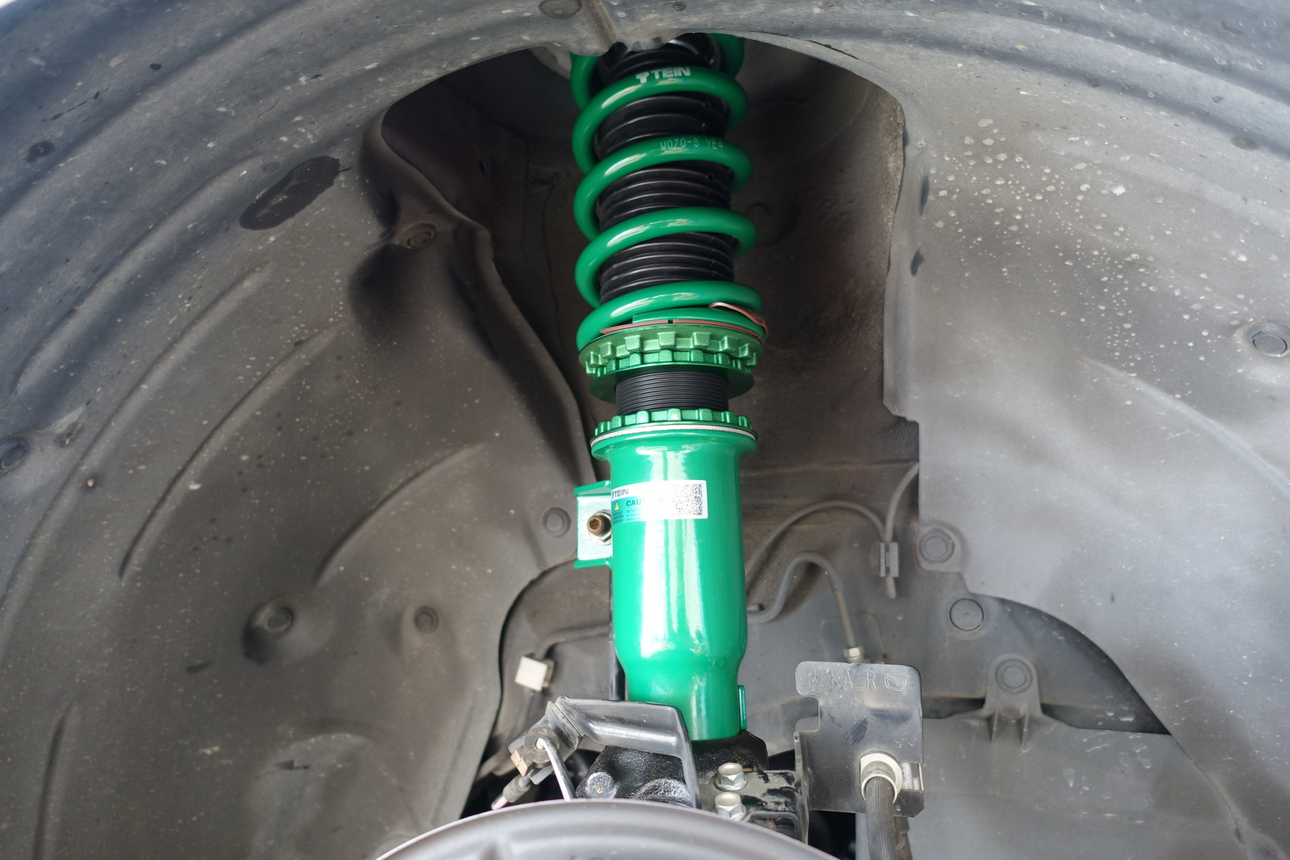 ワイドな見た目と快適な乗り心地を実現するためにフルスペック車