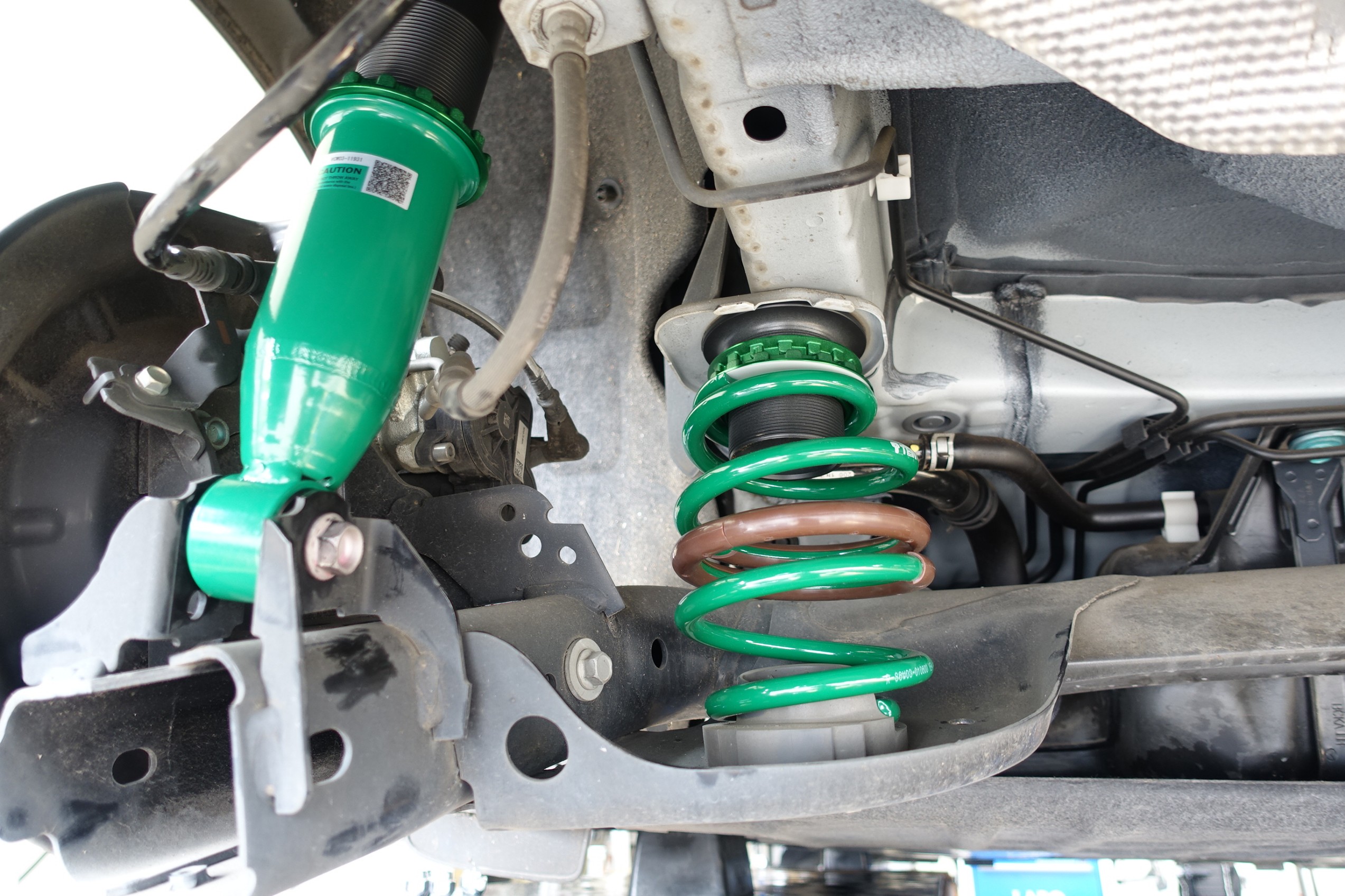 ワイドな見た目と快適な乗り心地を実現するためにフルスペック車高調を