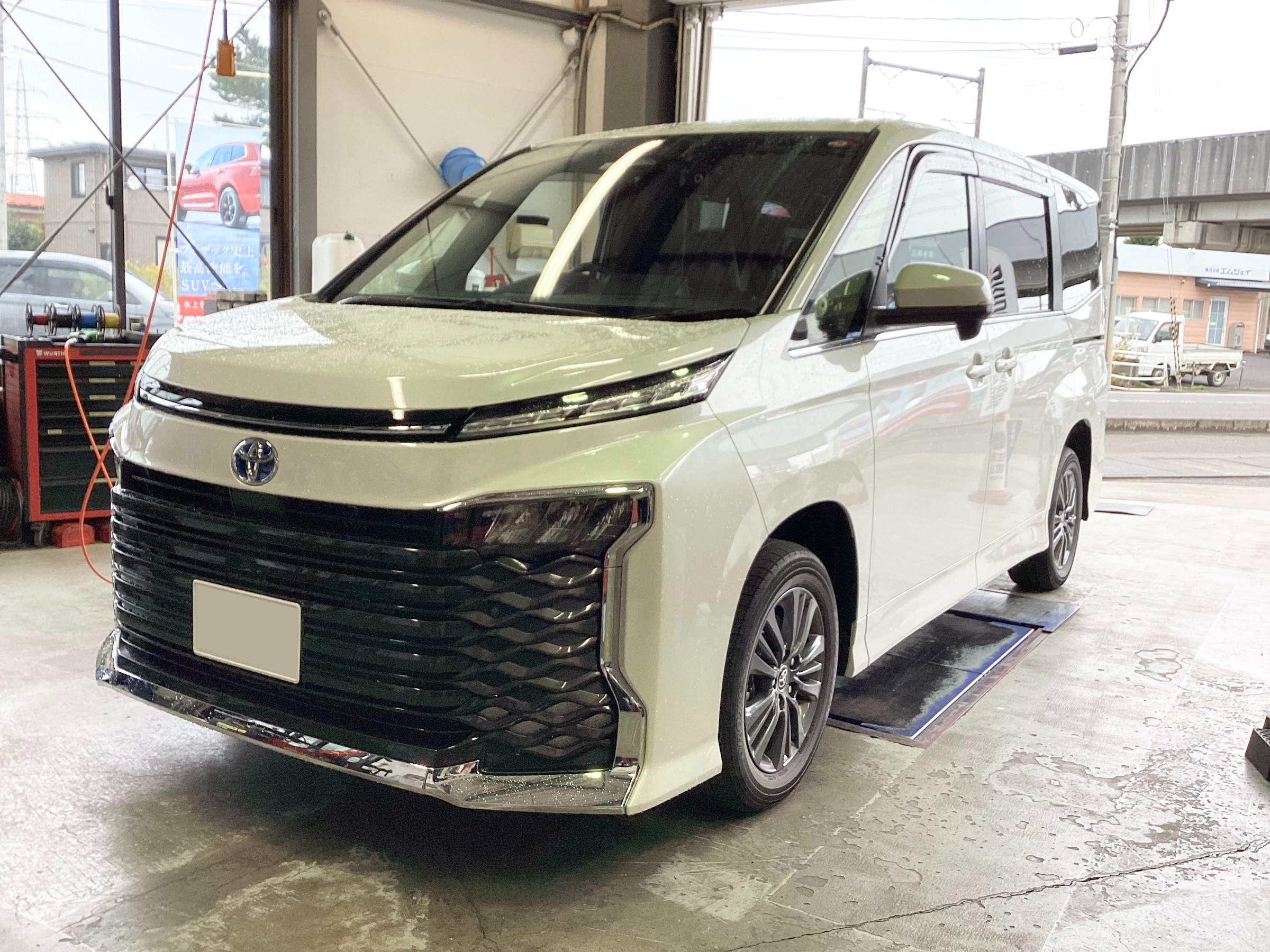 VOXYハイブリッド4WD ZWR95W スプリング交換します！ | トヨタ