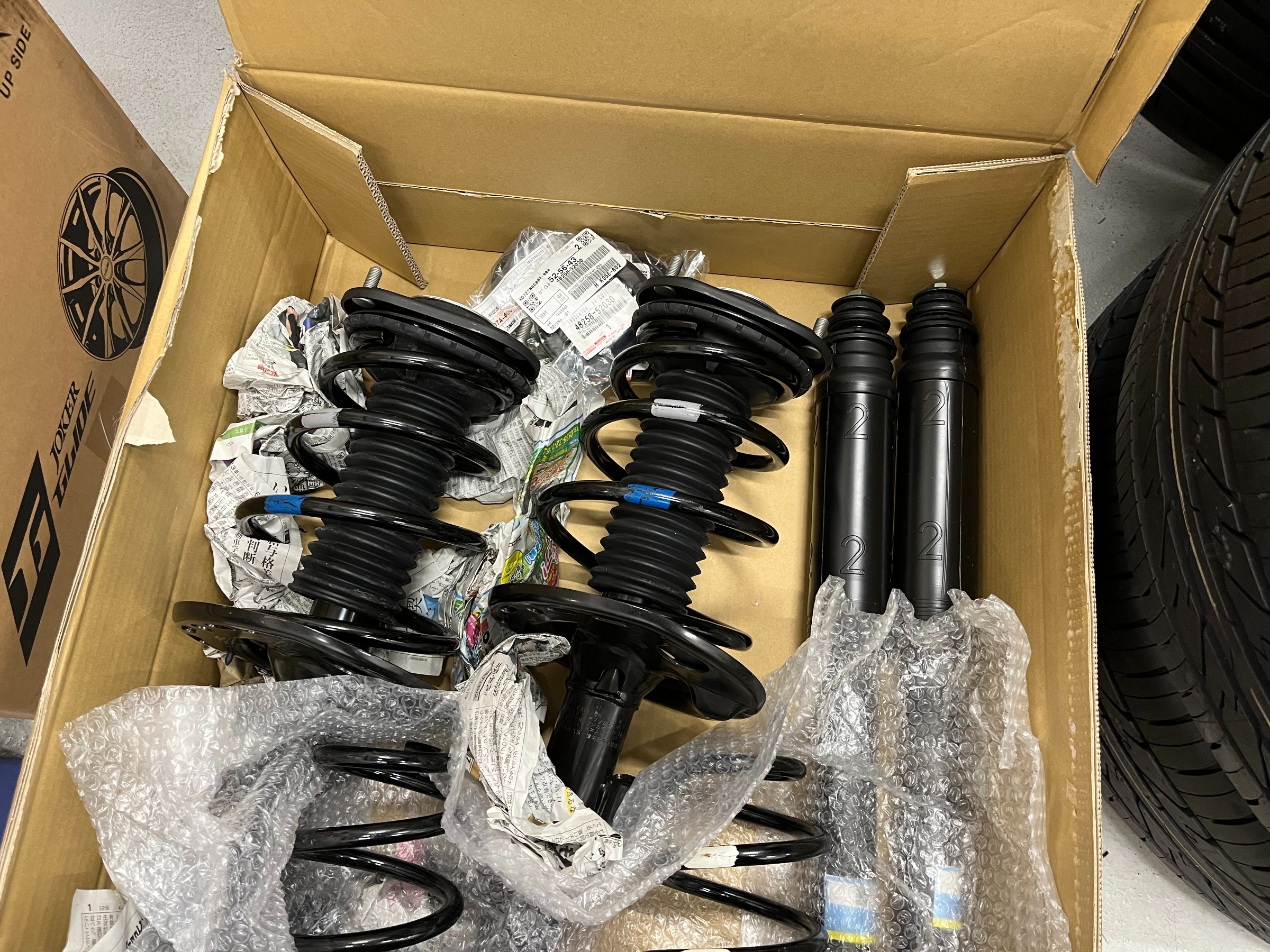 プリウスα ZVW41W … 足回りリフレッシュ作業。 | 取り付け事例