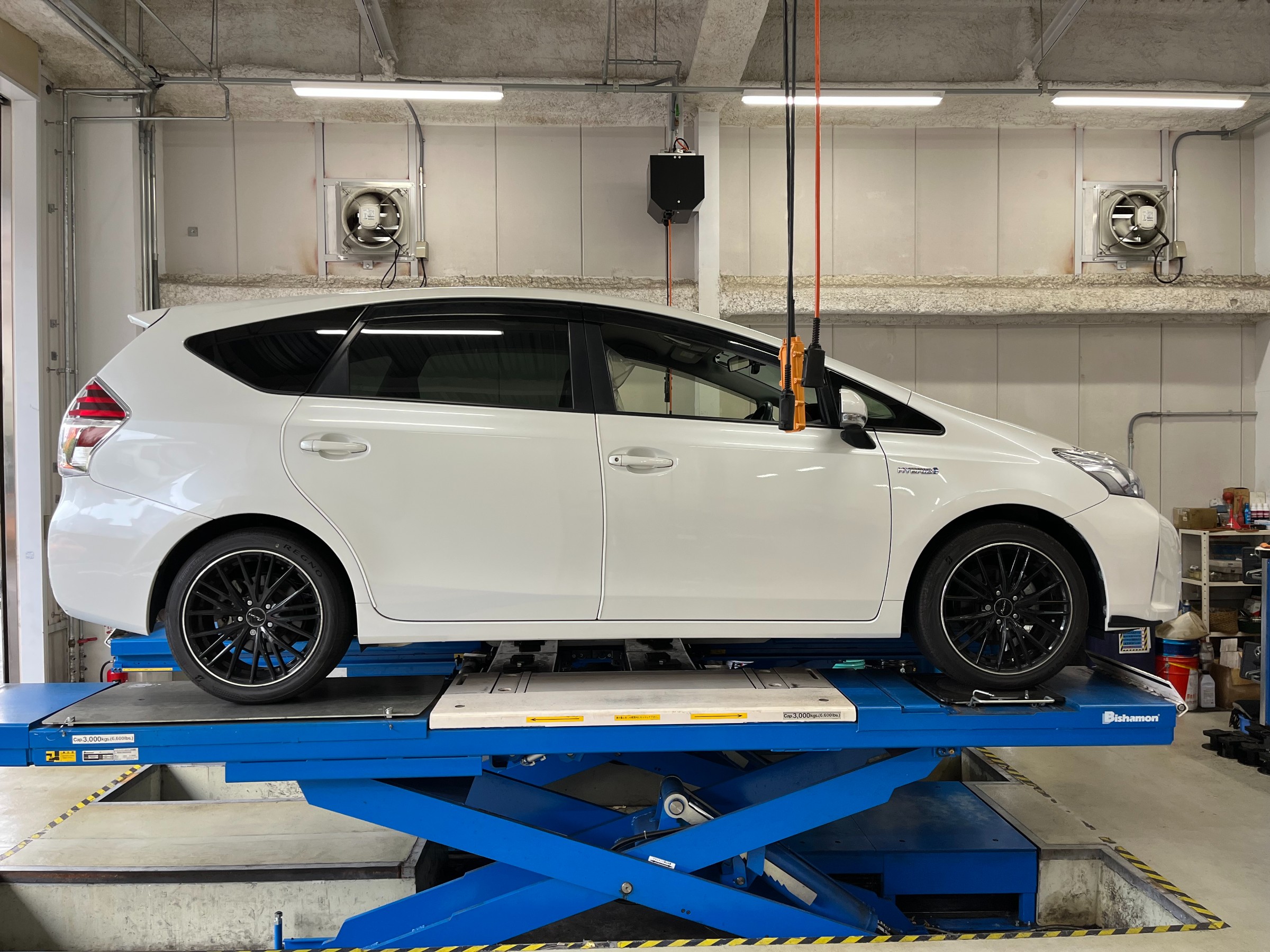 プリウスα ZVW41W … 足回りリフレッシュ作業。 | 取り付け事例