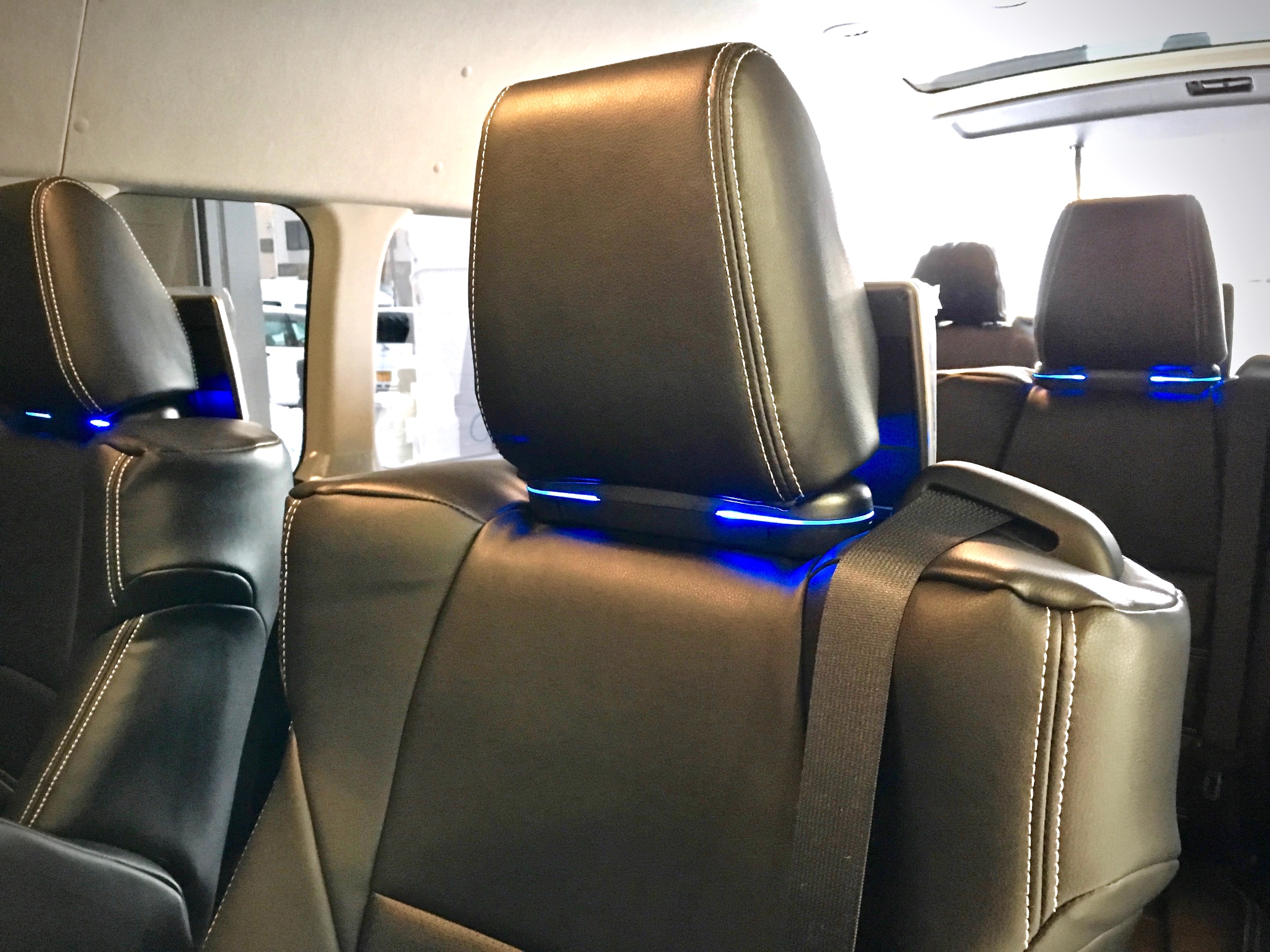 HIACEに後席モニターPioneer TVM-PW910T取付♪ | トヨタ