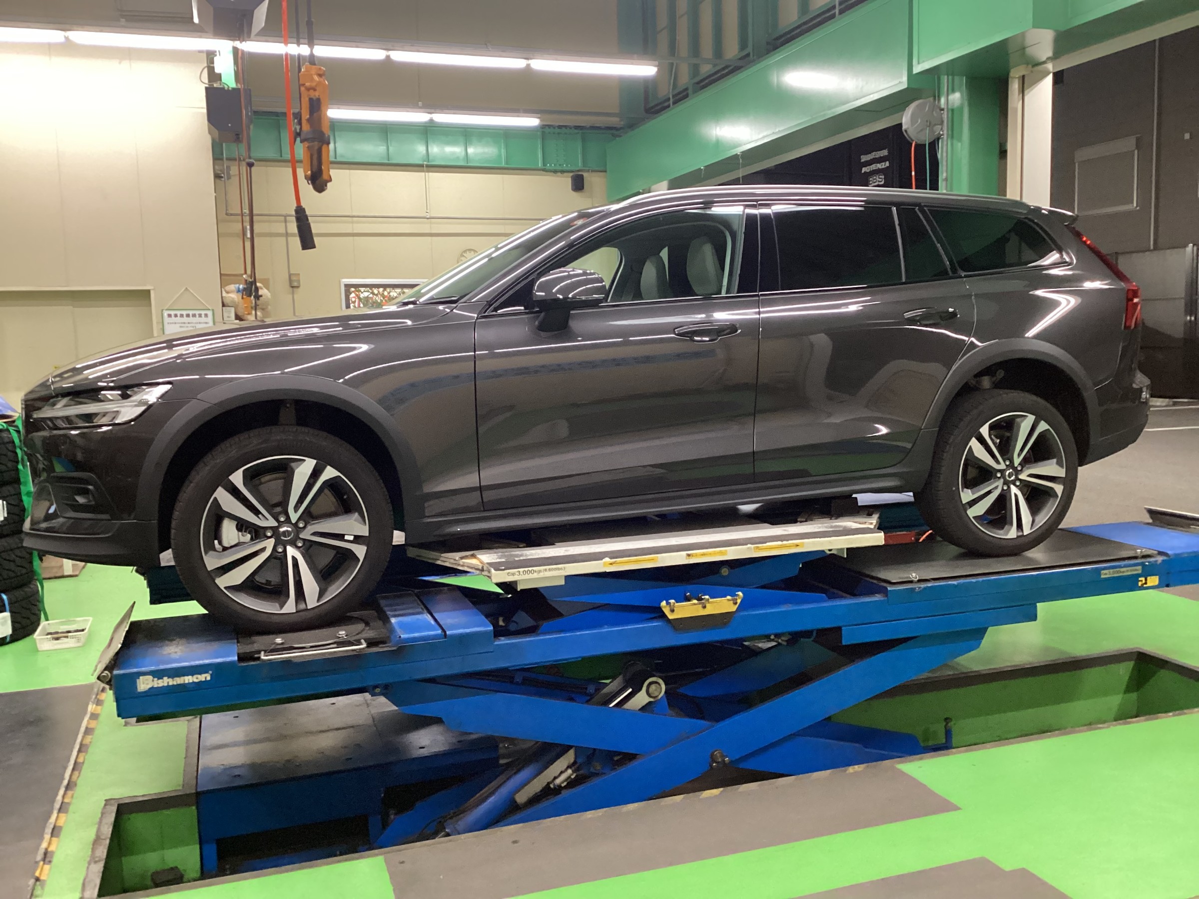 VOLVO V60 【 スタッドレス セット 】 取付作業~~♬ 輸入車の VOLVO V60 【 スタッドレス セット 】 取付作業~~♬ 輸入車の