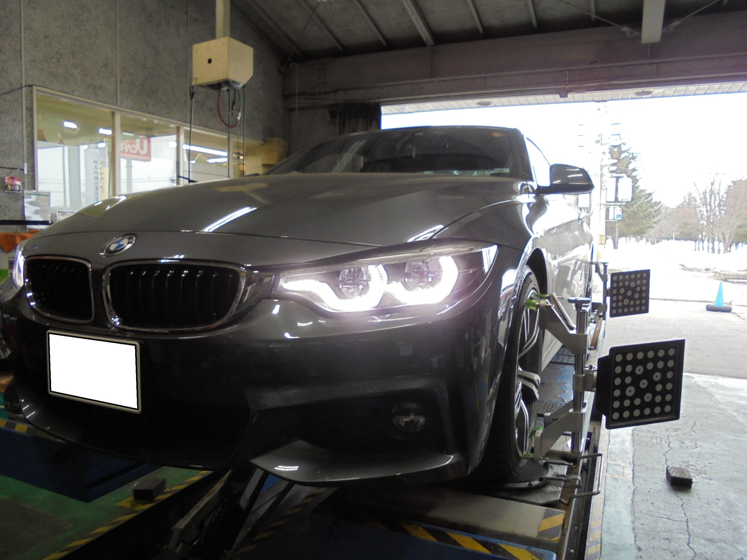 Bmw 4シリーズ F32 アライメント Bmw スタッフ日記 コクピット 白樺 車のカスタマイズにかかわるスタッフより