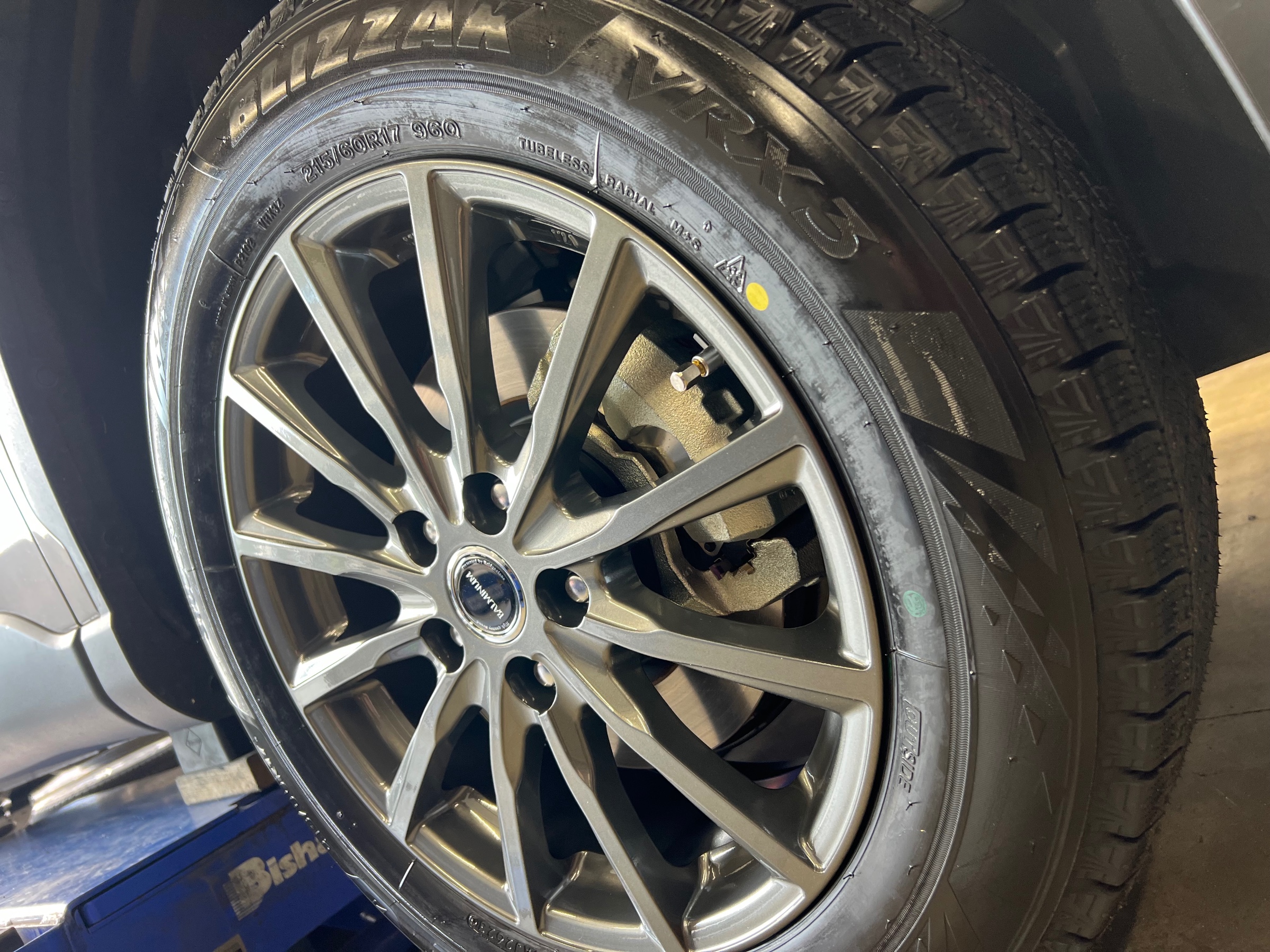 極上イボ付き 2023年製 近い BSスタッドレス 215/60R17 カローラ