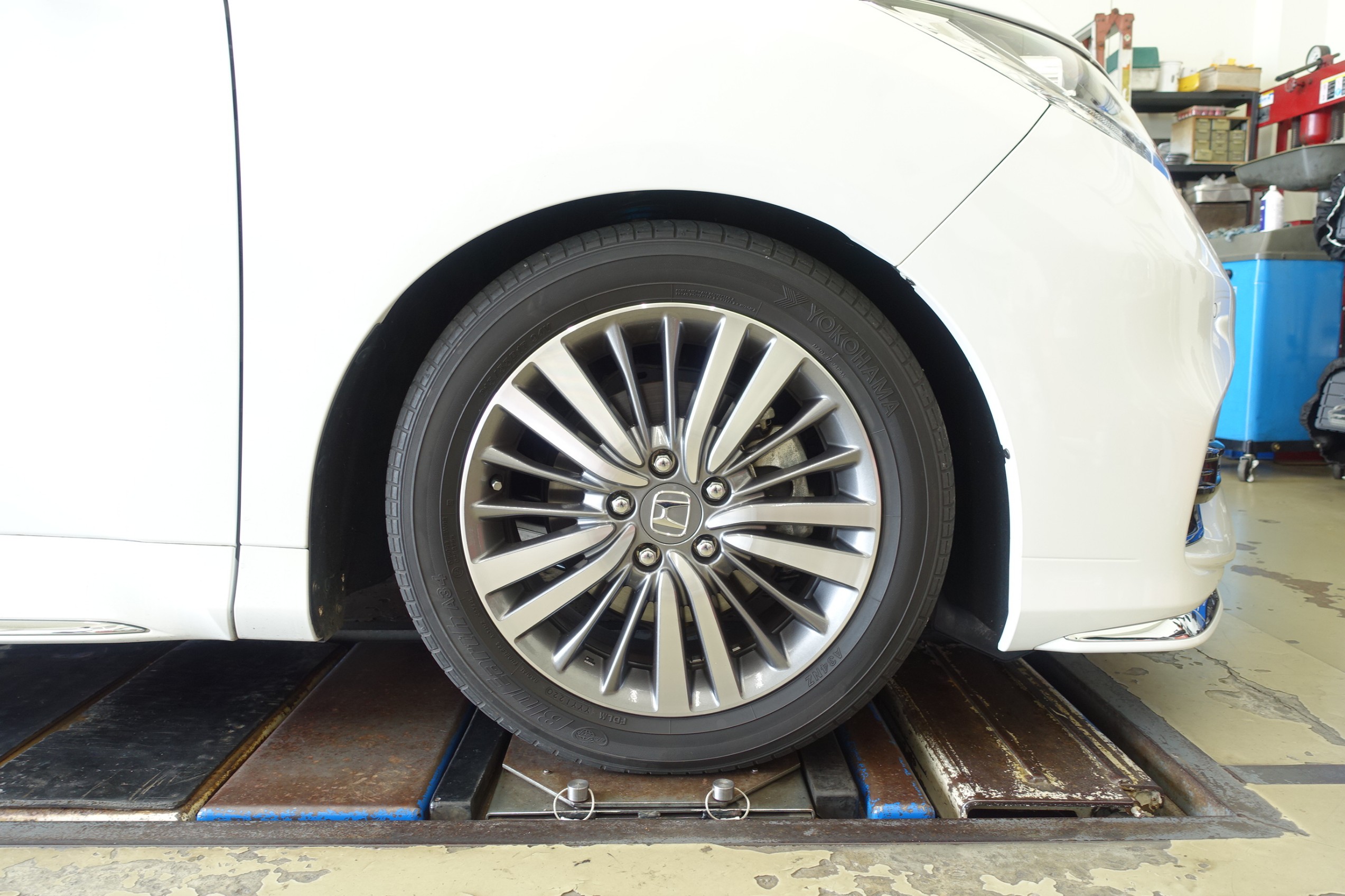 スポーツカーはもちろんのこと、コンパクトカーやミニバンにも似合う