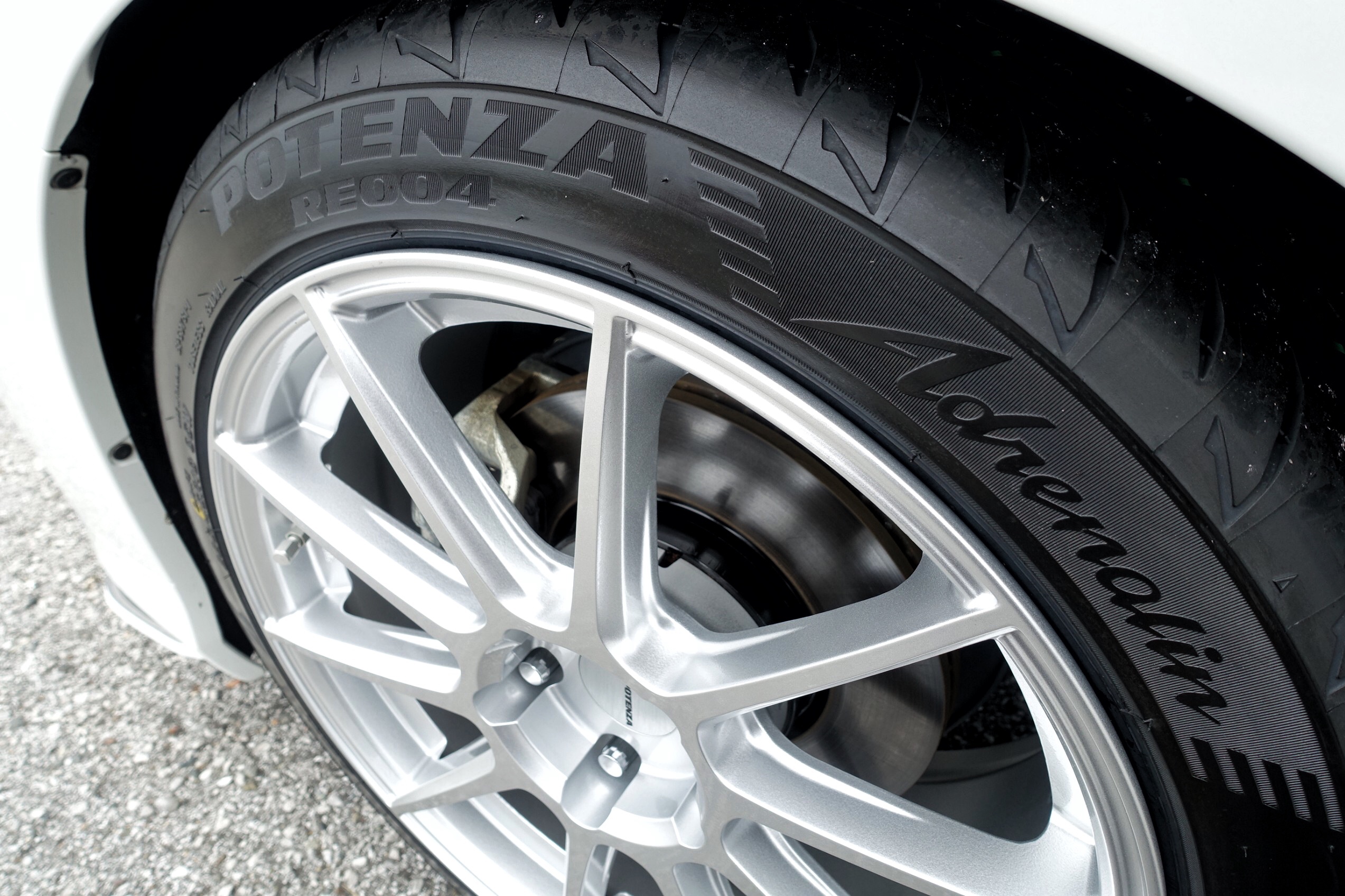 スポーツカーはもちろんのこと、コンパクトカーやミニバンにも似合う