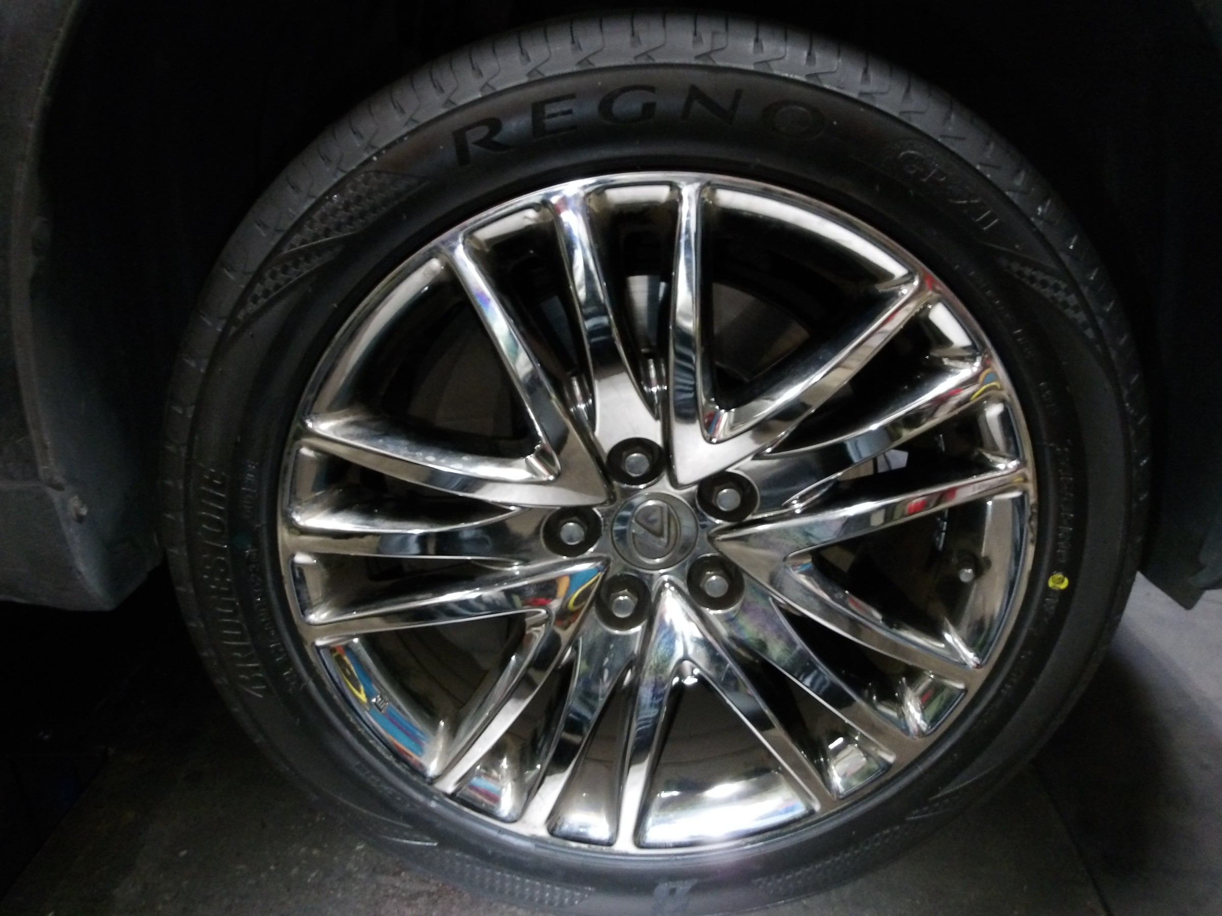 レクサス LS600h ブリヂストンタイヤ「レグノ：GR-XⅡ」装着