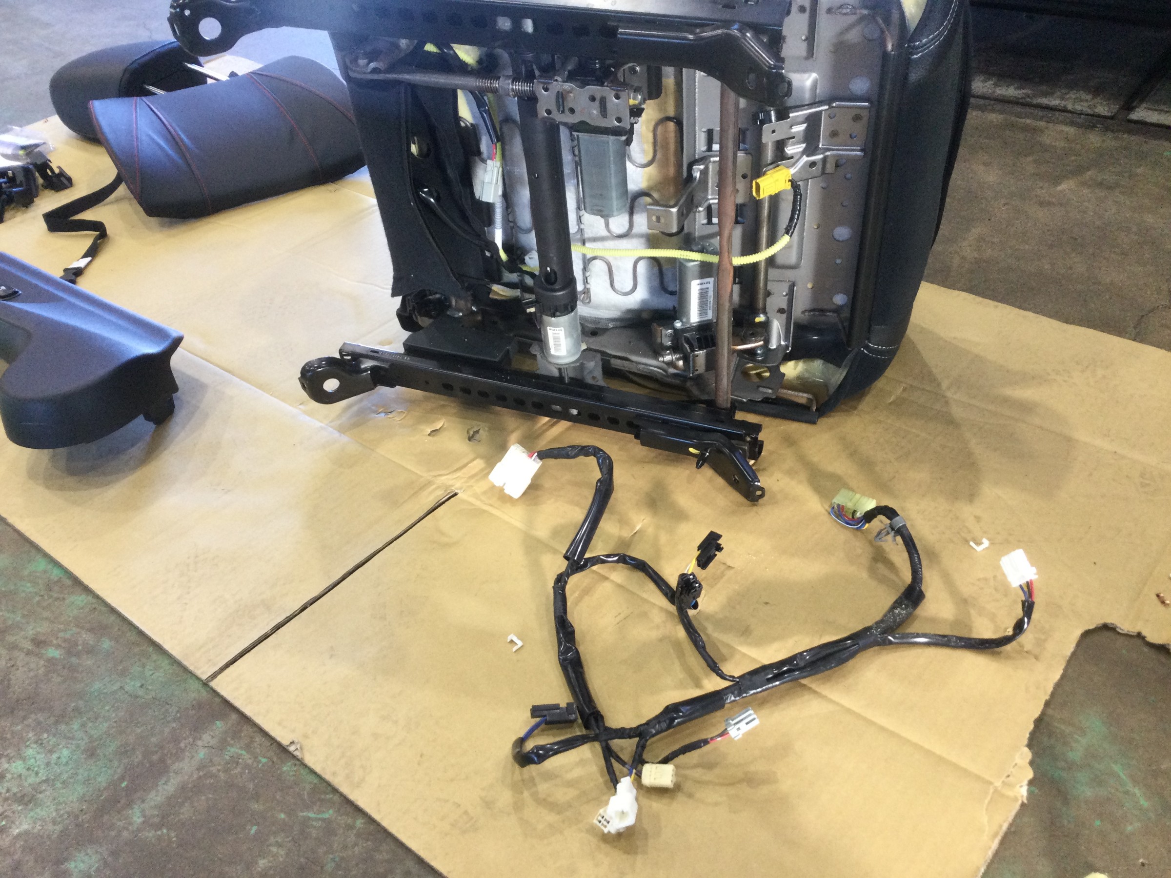 純正ハーネスの取り外し