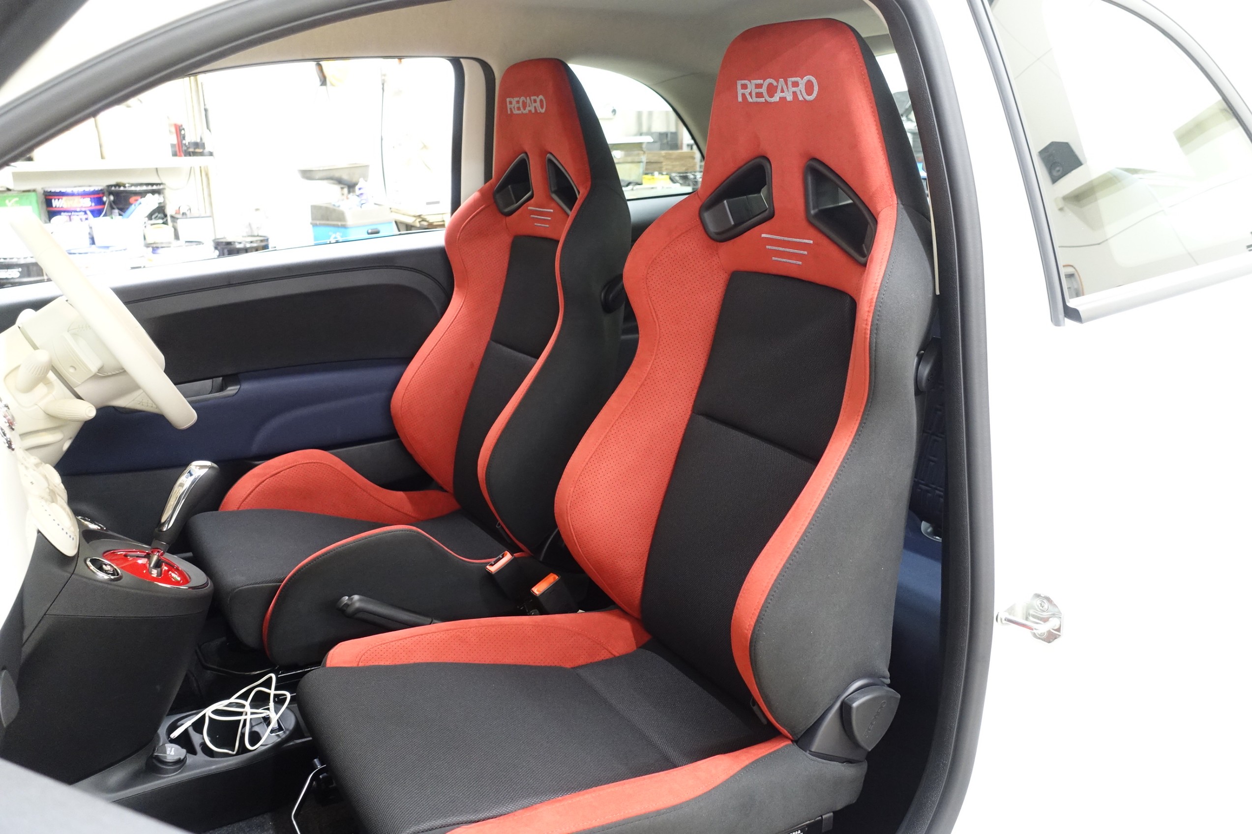 左右のシートを用途に合わせてチョイスしました！FIAT 500に「RECARO ...