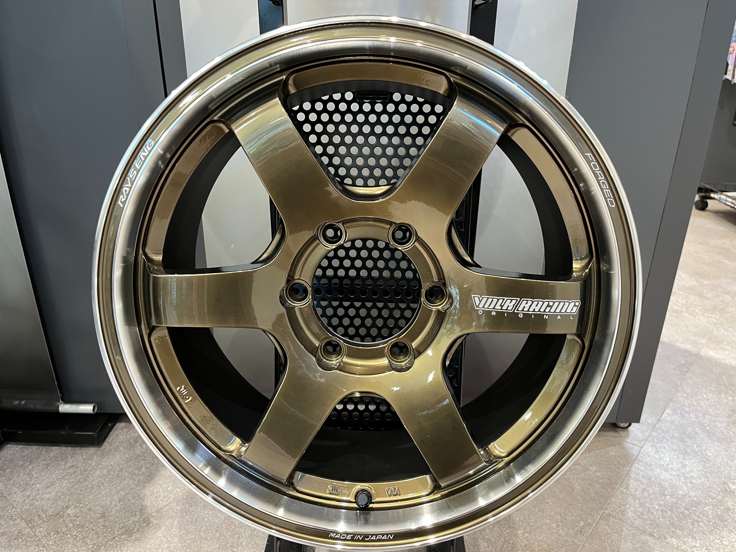 200系ハイエース…ローダウン量の再セッティングと“ESSEX製品