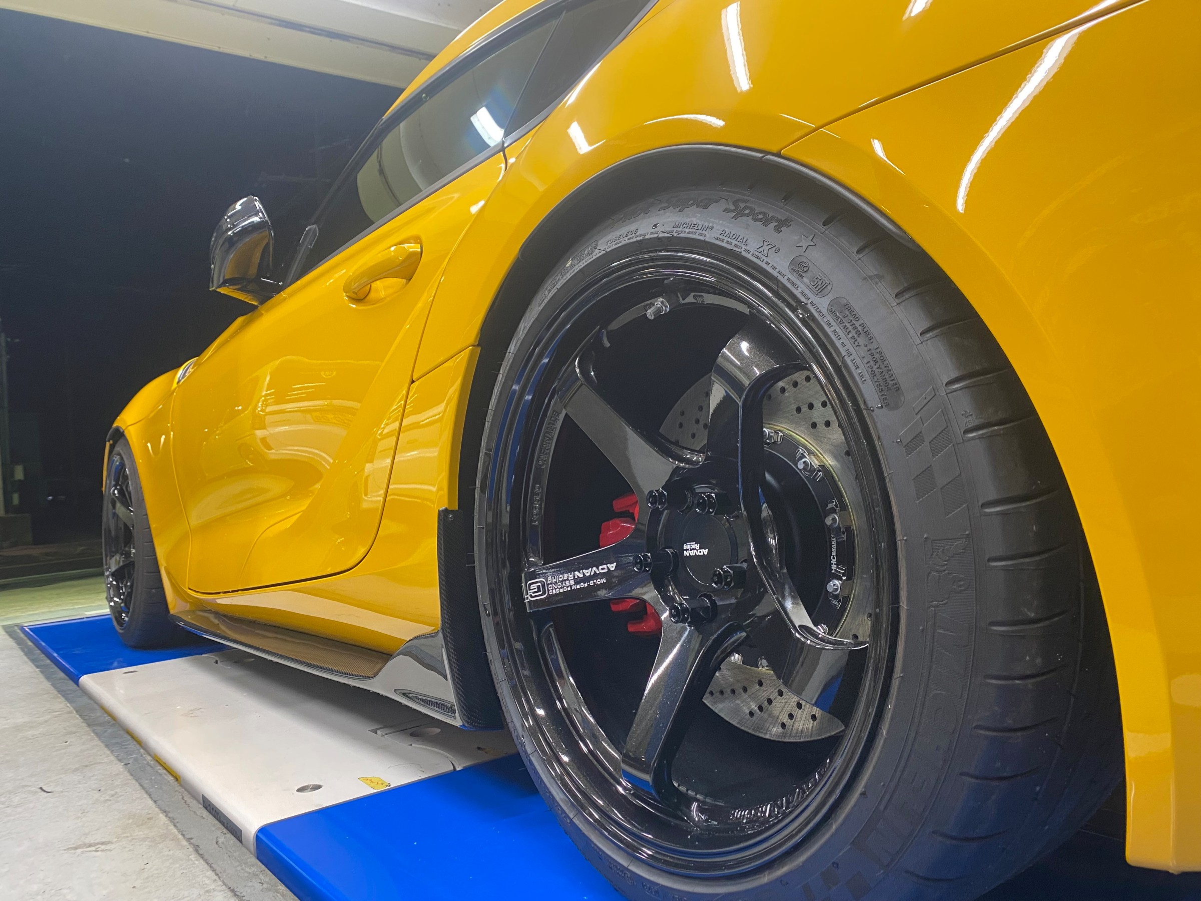 コクピットのブランドカラーなイエローとシンクロしまくりなスープラ