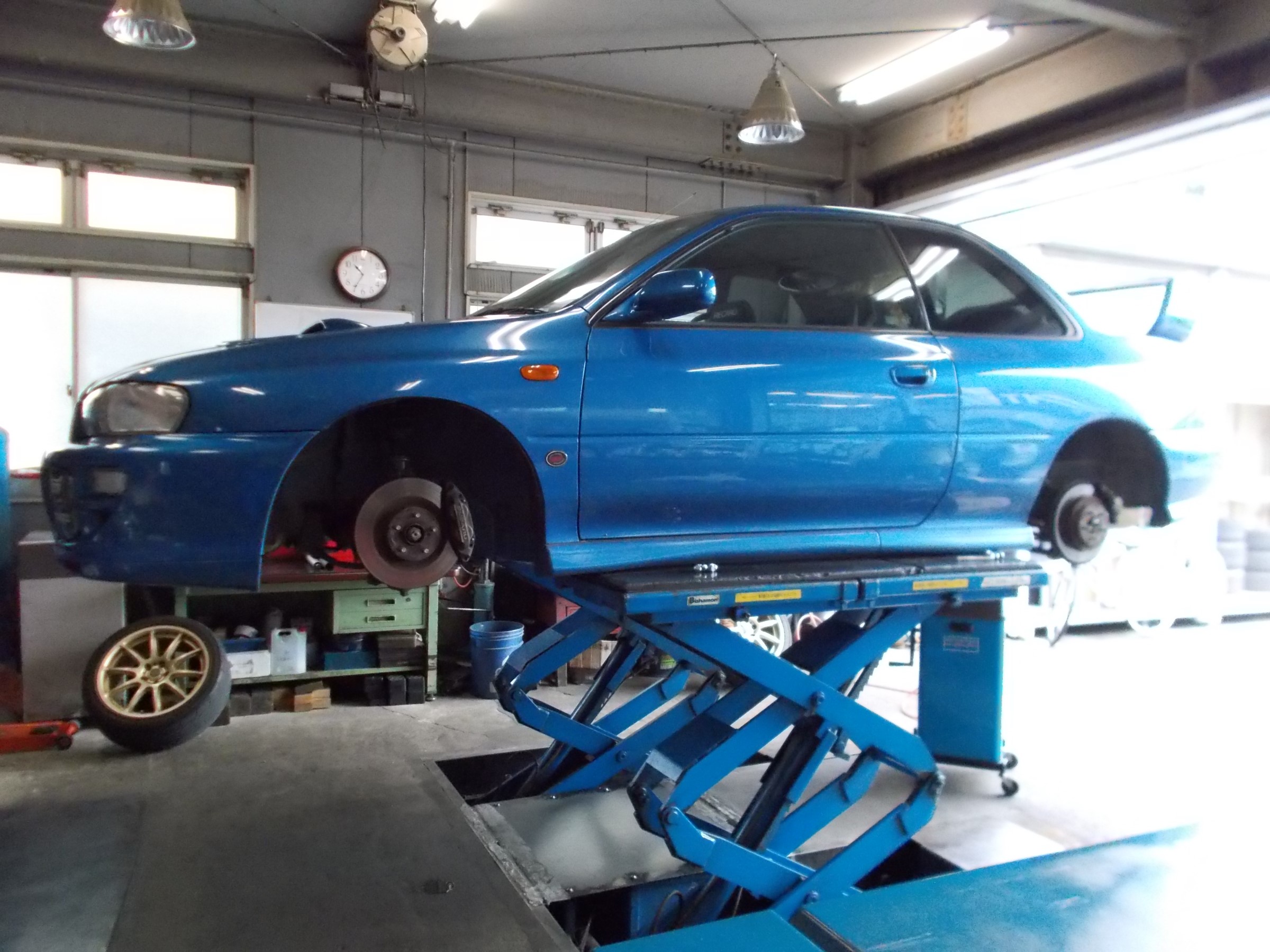 インプレッサwrx 車高上げ リヤデフオイル交換 スバル インプレッサwrx メンテナンス オイル バッテリー他 メンテナンス オイル バッテリー他 デフオイル交換 作業日誌 コクピット 川越 お店の得意技紹介