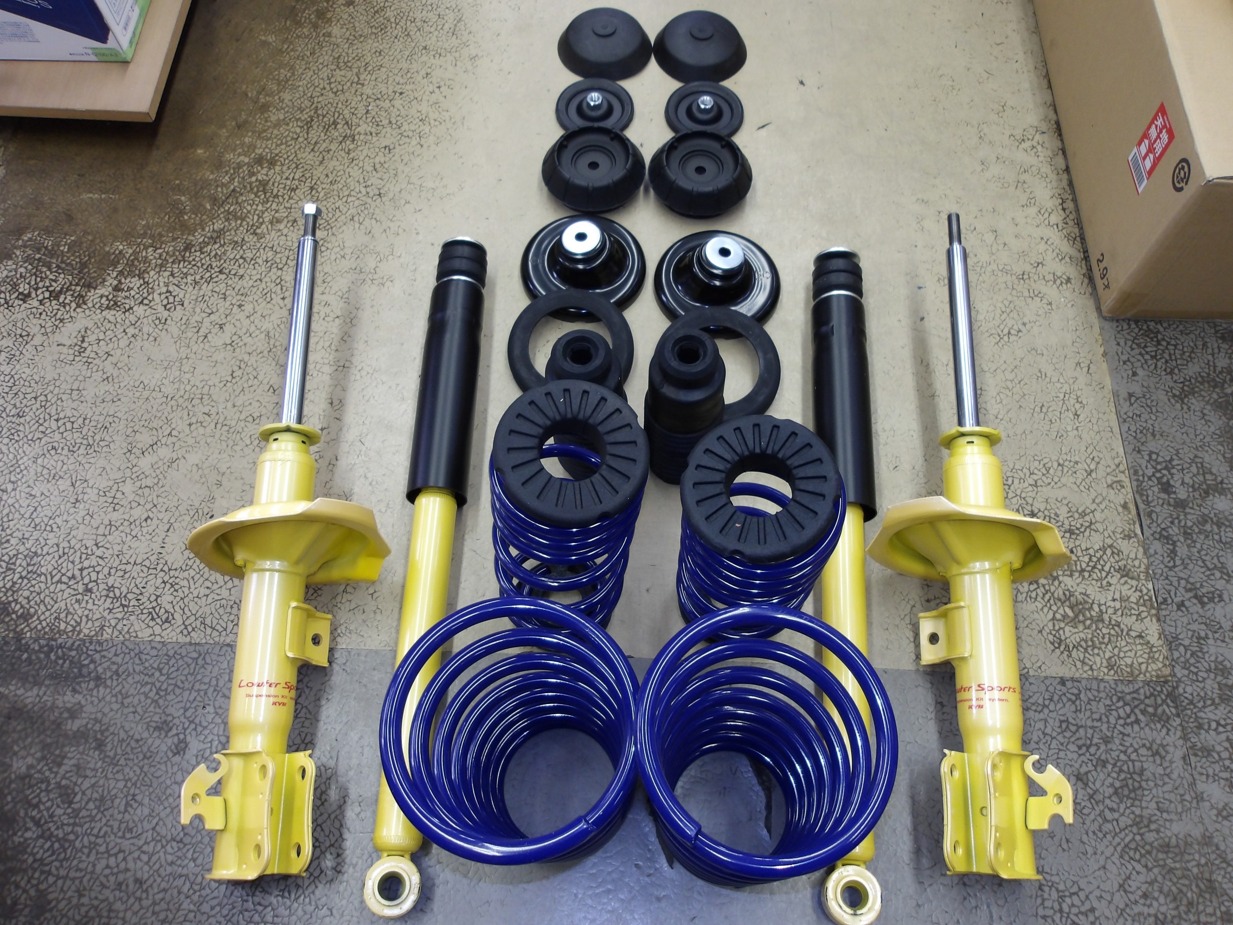 クリーム KYB サスペンションキット とブレーキパッドセット スイフト（ZC21S）KYB製「ローファースポーツL・H・S サスペンション