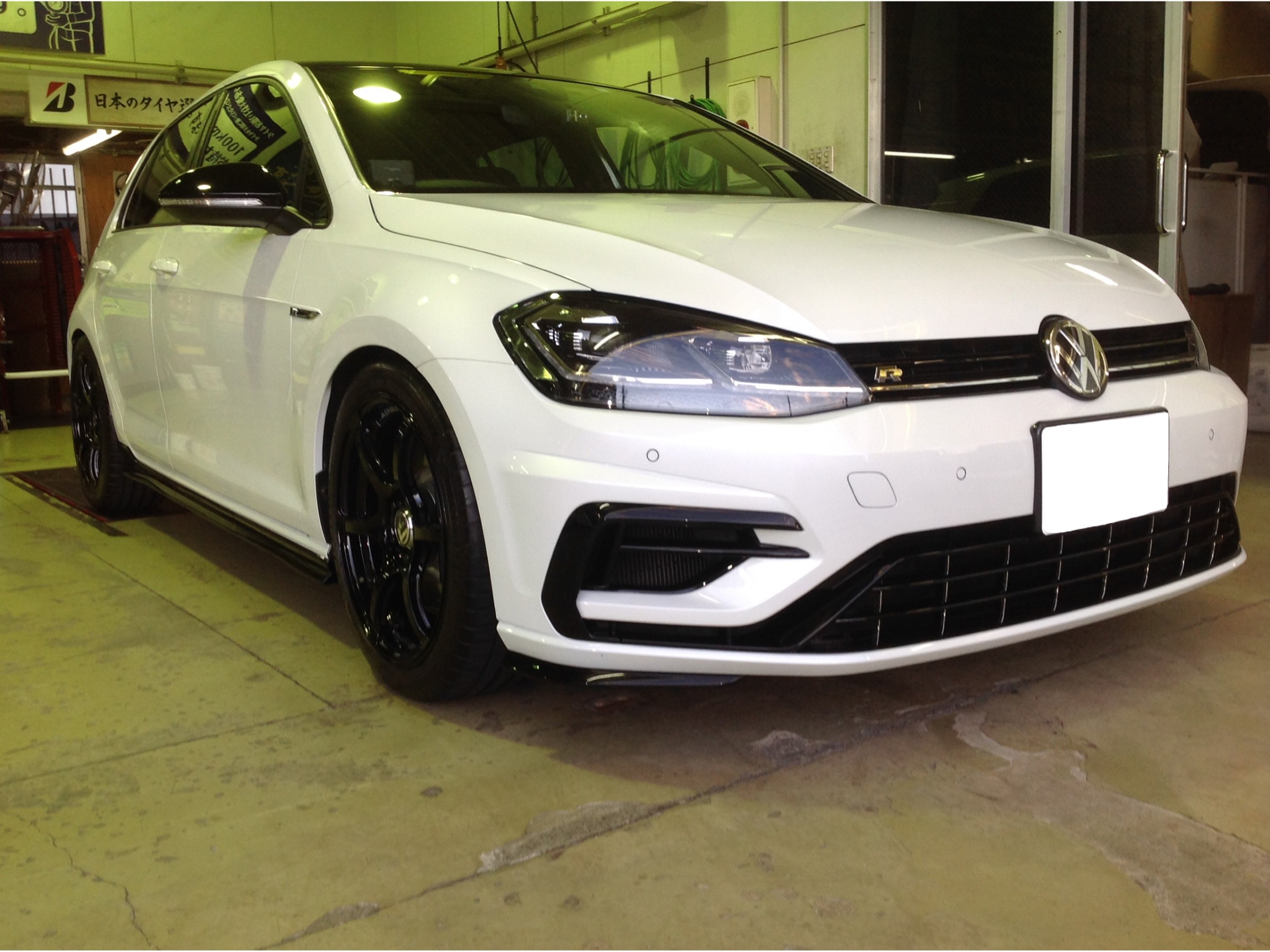 VW Golf Rさん、MAXTON design フロントスプリッター装着