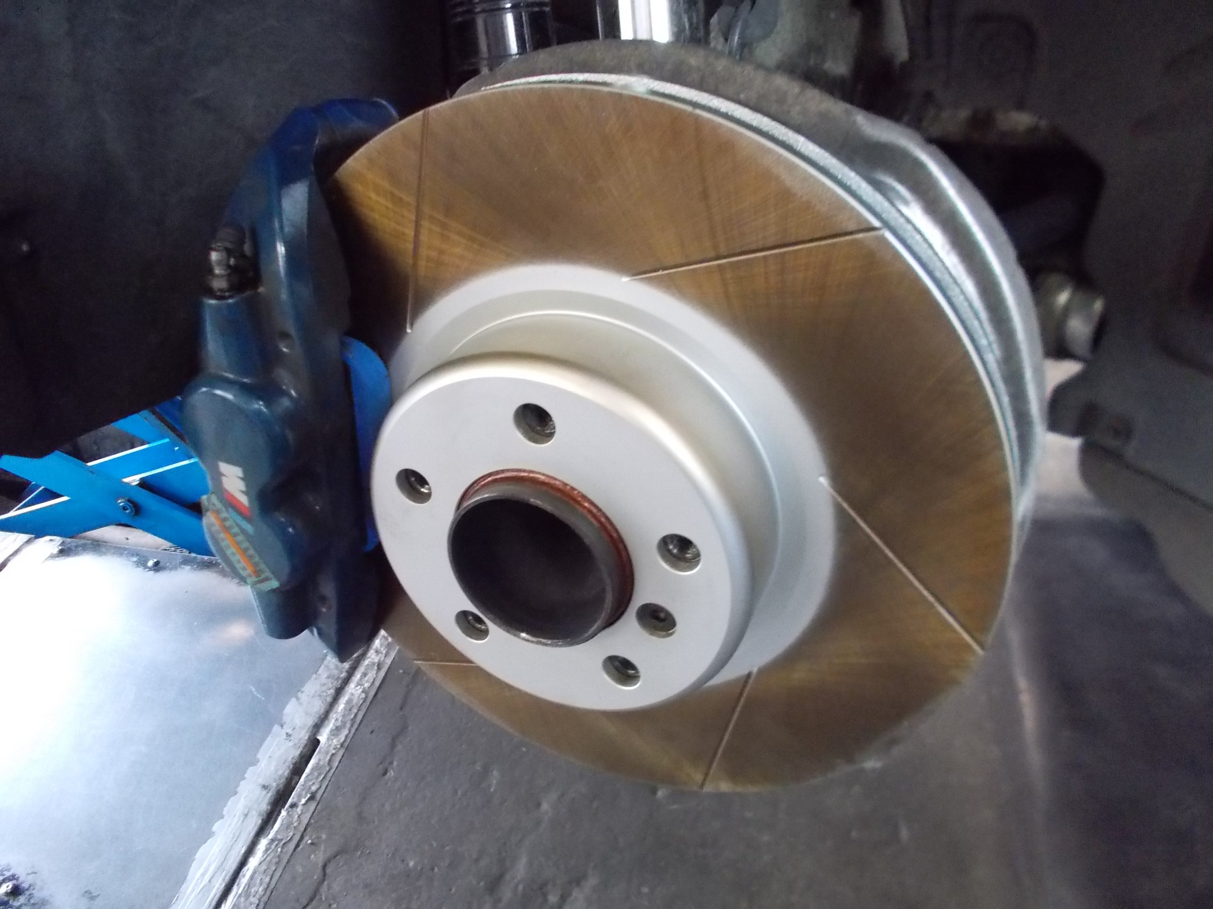 BMW M235i スポーツブレーキローター＆スポーツブレーキパッド装着及び