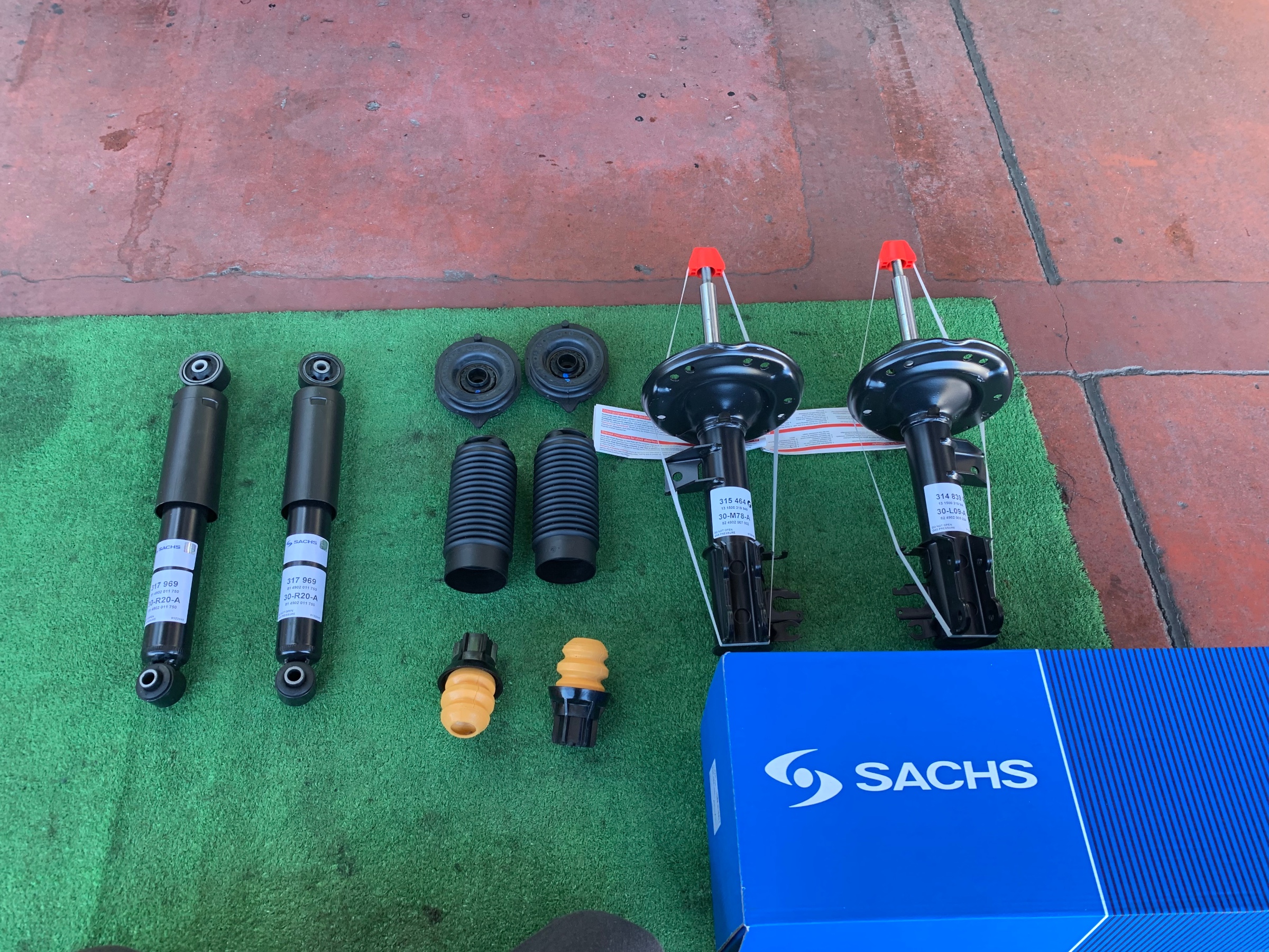 フィアット 500 ZFA312 　　ショック　リアになります Amazon | A-Premium リアショックストラットアブソーバー