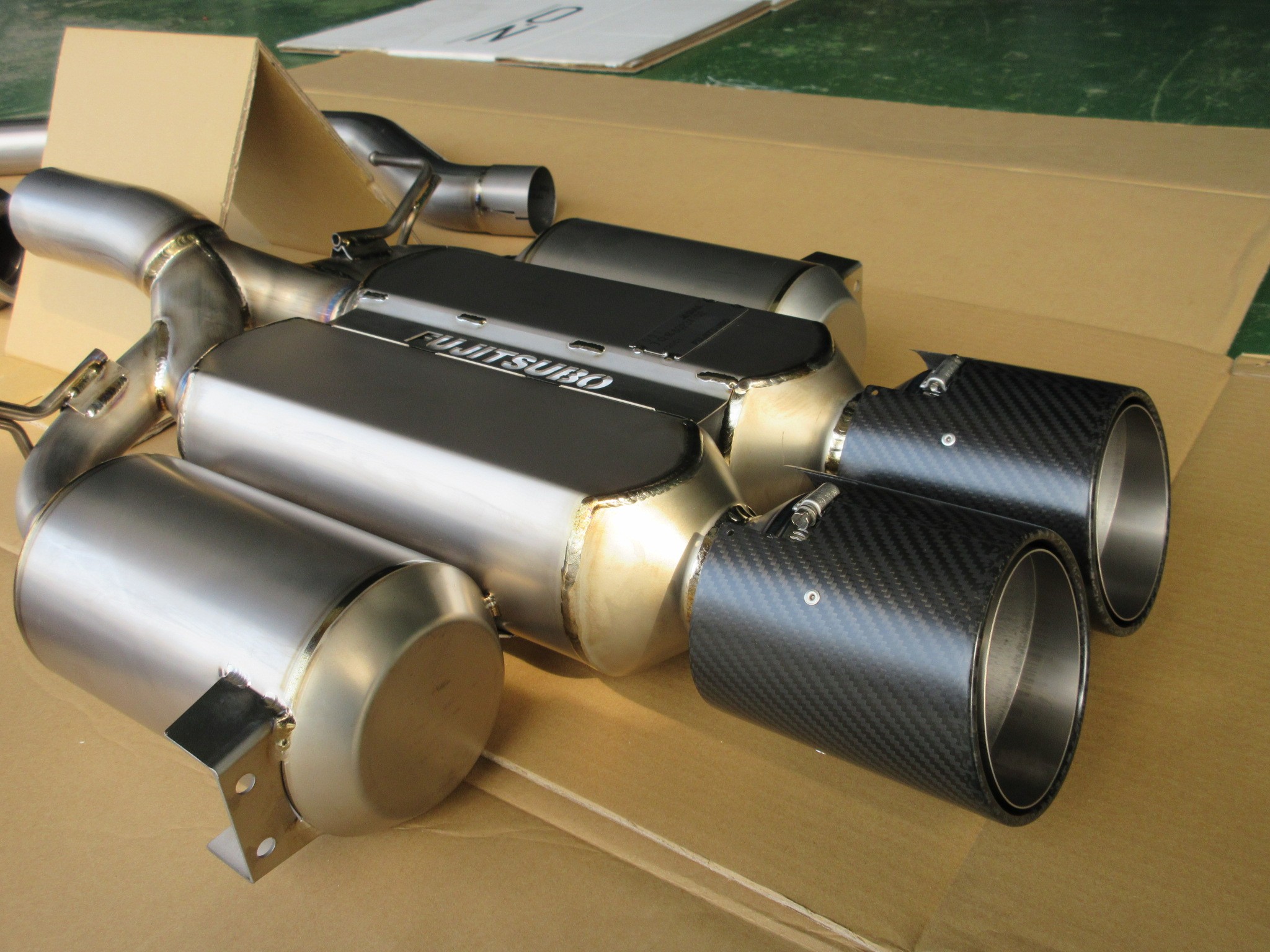 軽量化は様々な恩恵があるという事で、フルチタンマフラーへと交換