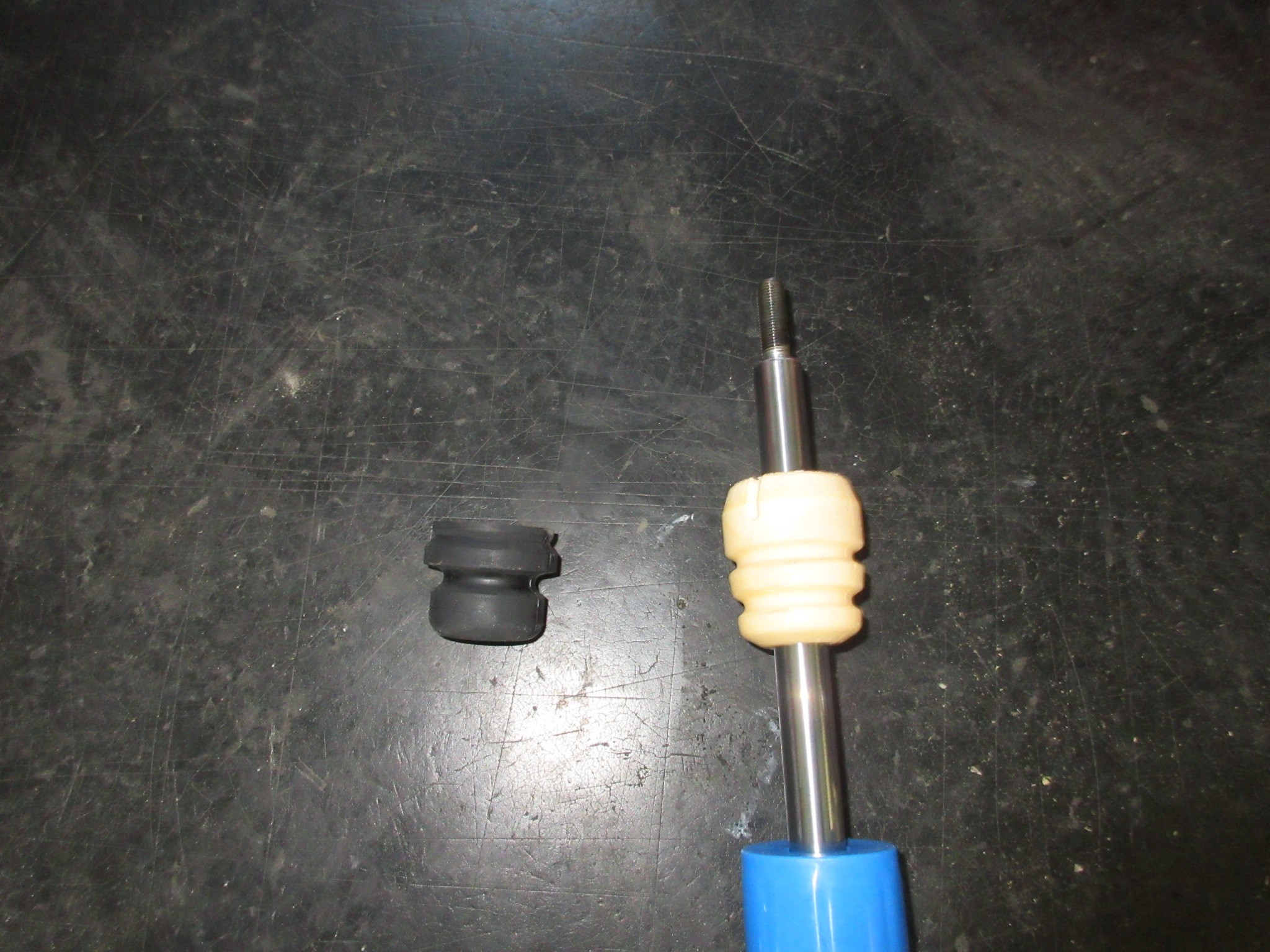 先日と同作業、スプリング全長が純正より長いローダウンスプリングの