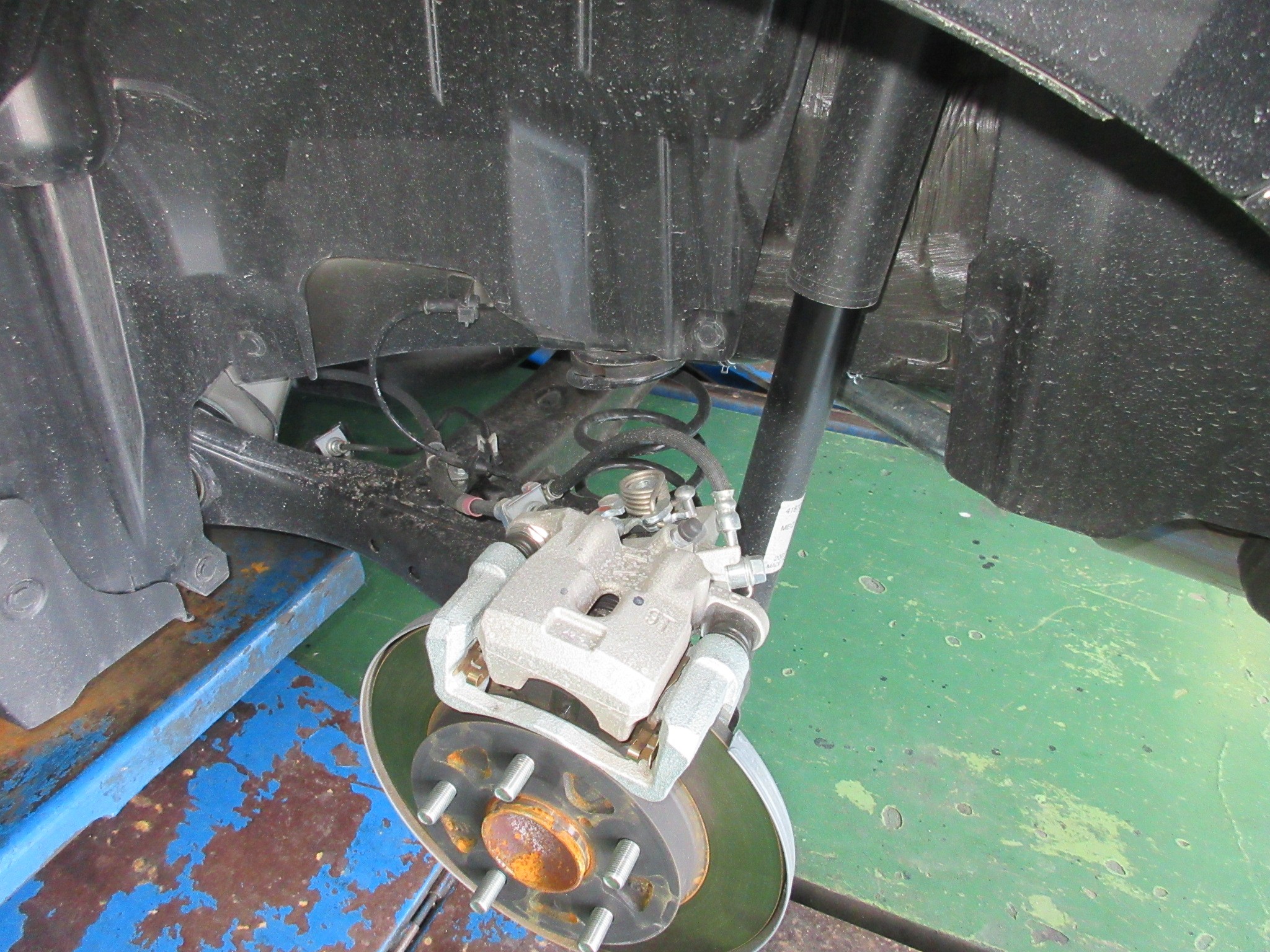 先日と同作業、スプリング全長が純正より長いローダウンスプリングの