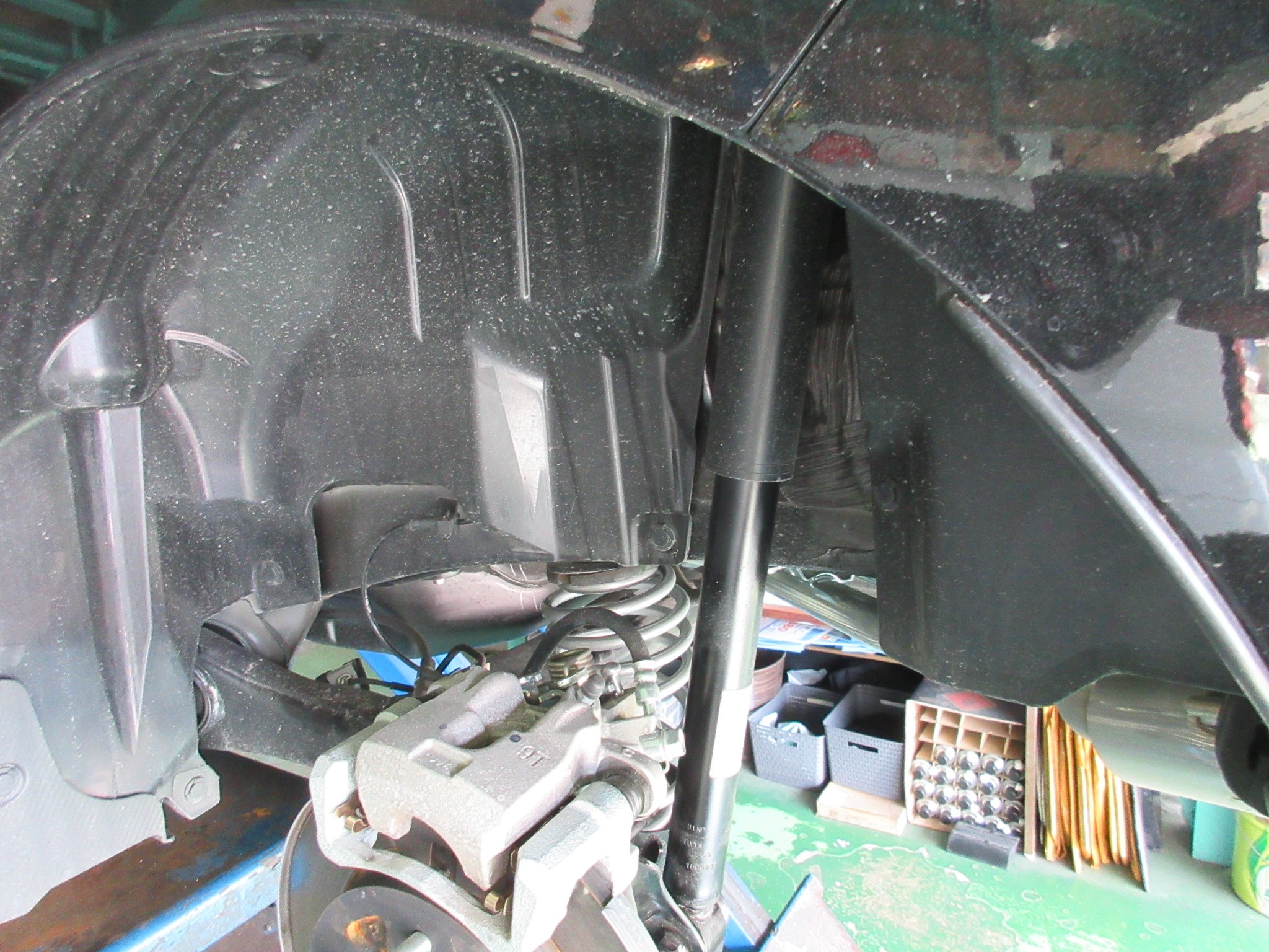 先日と同作業、スプリング全長が純正より長いローダウンスプリングの