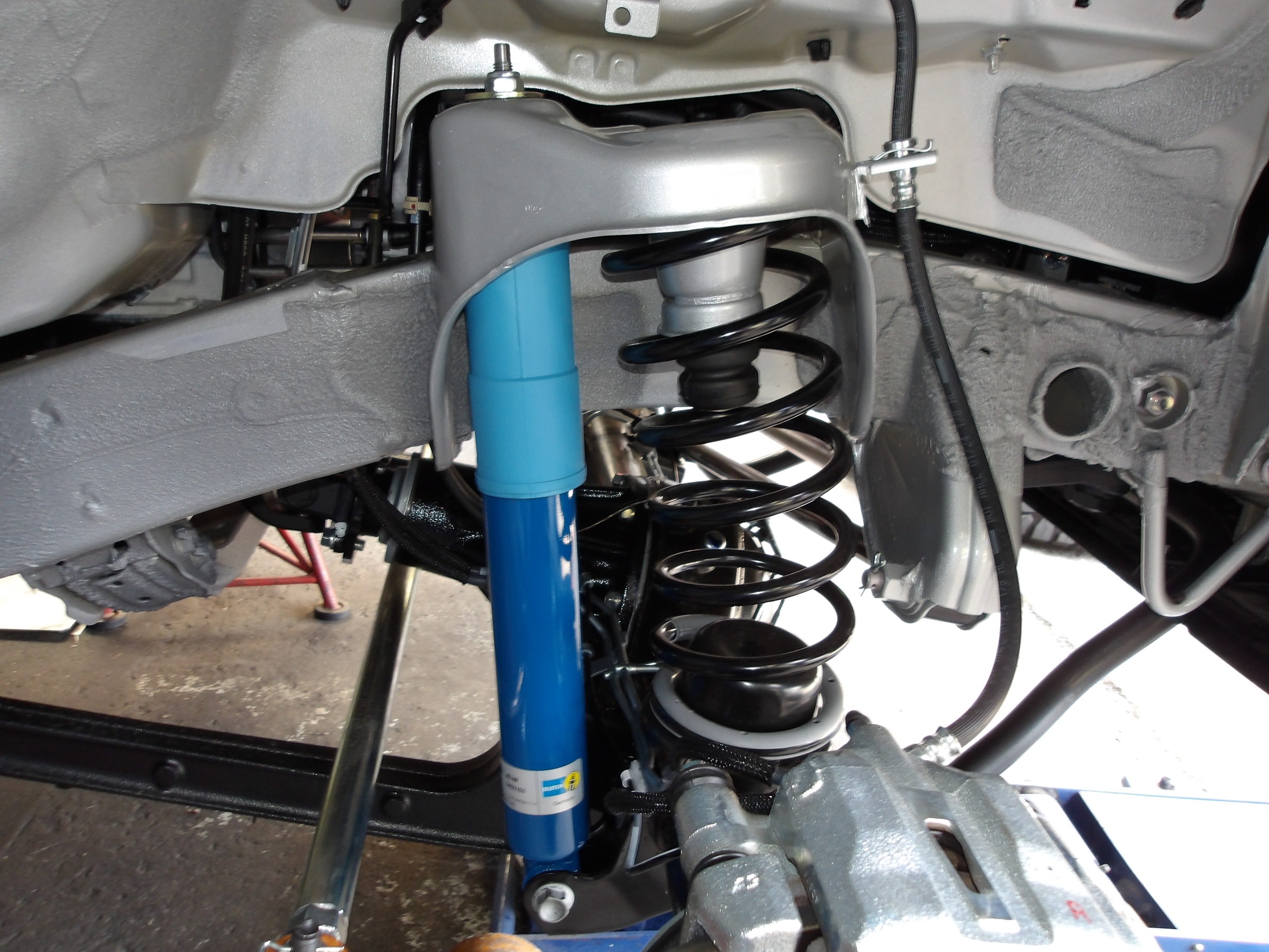 【cee63さん専用】JB74W純正品ショックアブソーバー、ステアリングダンパー ジムニーシエラ ショック JB74W KYB NEW-SR MCショック