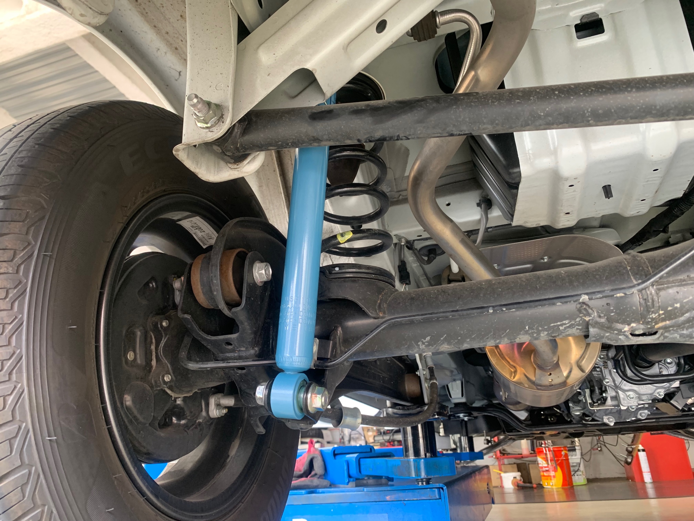 スズキ エブリイ DA17V KYBショック取付 | 取り付け事例 スズキ エブリイ DA17V KYBショック取付 | 取り付け事例