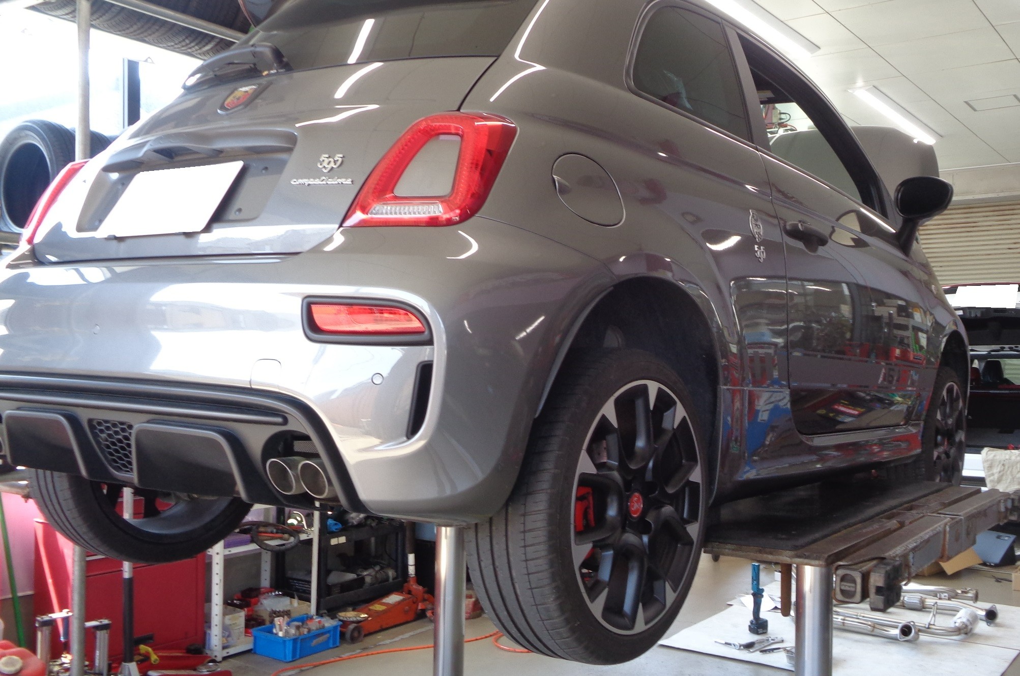 アバルト595にHKS VIITS EXHAUST& SUSPENSION R&BOOST